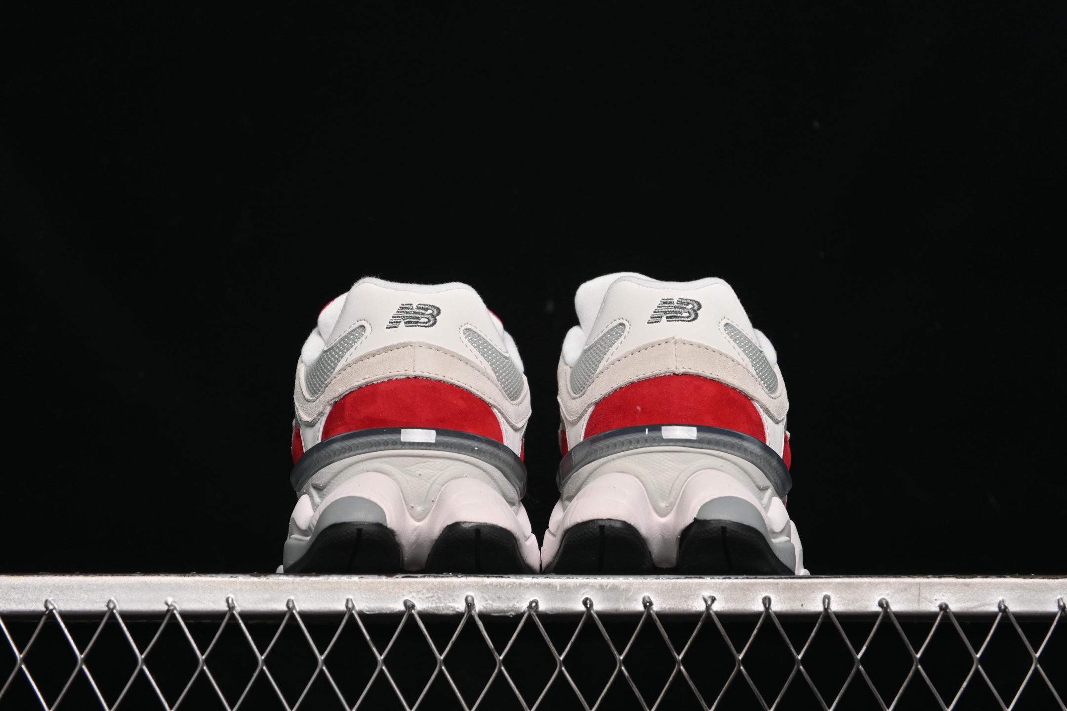 💰190纯原
New Balance NB9060 复古休闲运动慢跑鞋 U9060JBE
#最强性价版 采用大面积网眼以及麂皮材质覆盖鞋身,还原经典气质。搭载ABZORB避震科技,由泡沫聚酯制成,上脚可以有效减少由鞋底反弹对身体及双腿的冲击力
尺码:36 37 37.5 38 38.5 39 40 40.5 41 42 42.5 43 44 44.5 45 46.5 F.C3