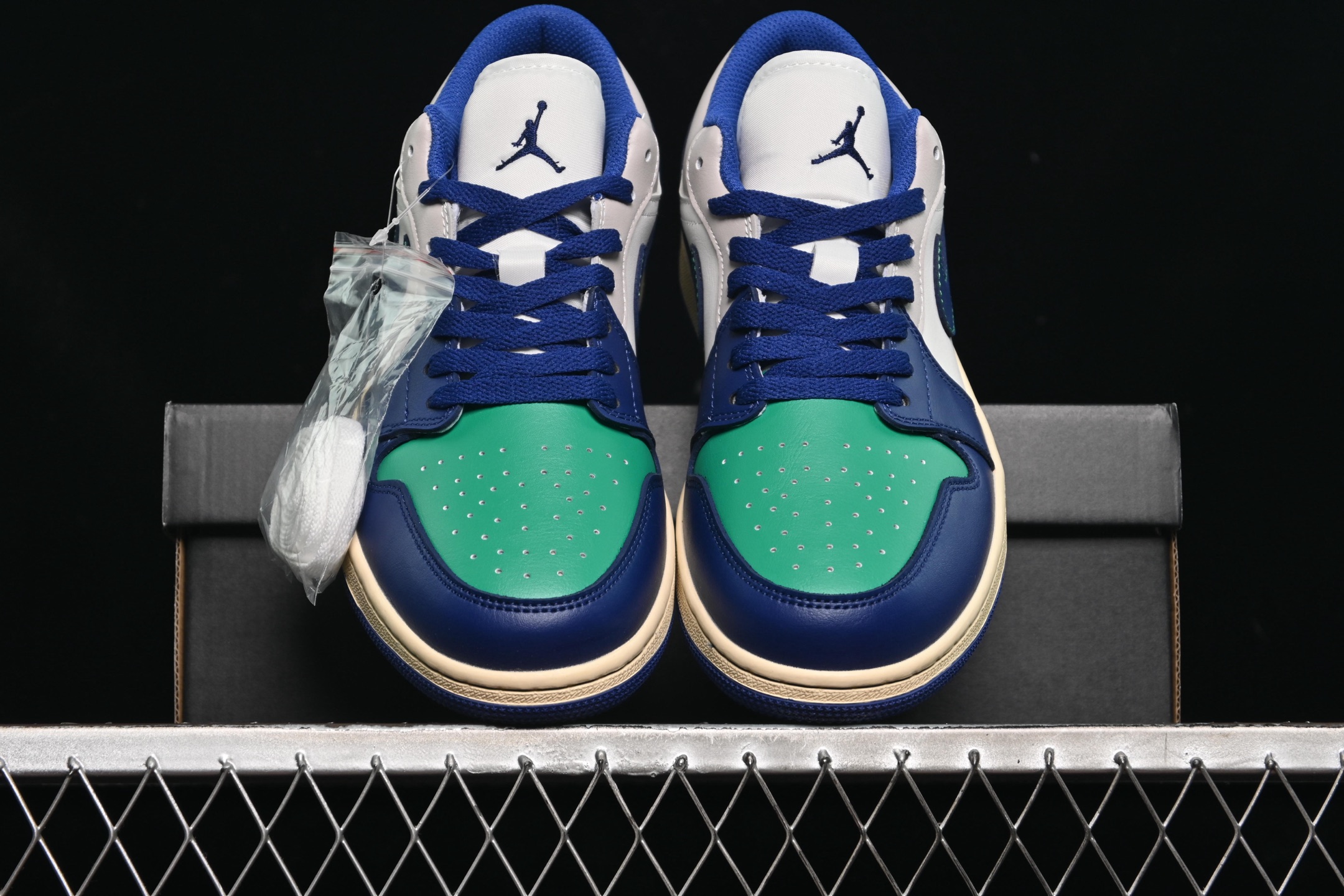 💰160真标💰200公司级💰240纯原
 Air Jordan 1 Low AJ1 乔1蓝绿拼色 低帮文化休闲板鞋 553558-147
尺码：36 36.5 37.5 38 38.5 39 40 40.5 41 42 42.5 43 44 44.5 45 46 ZZC3