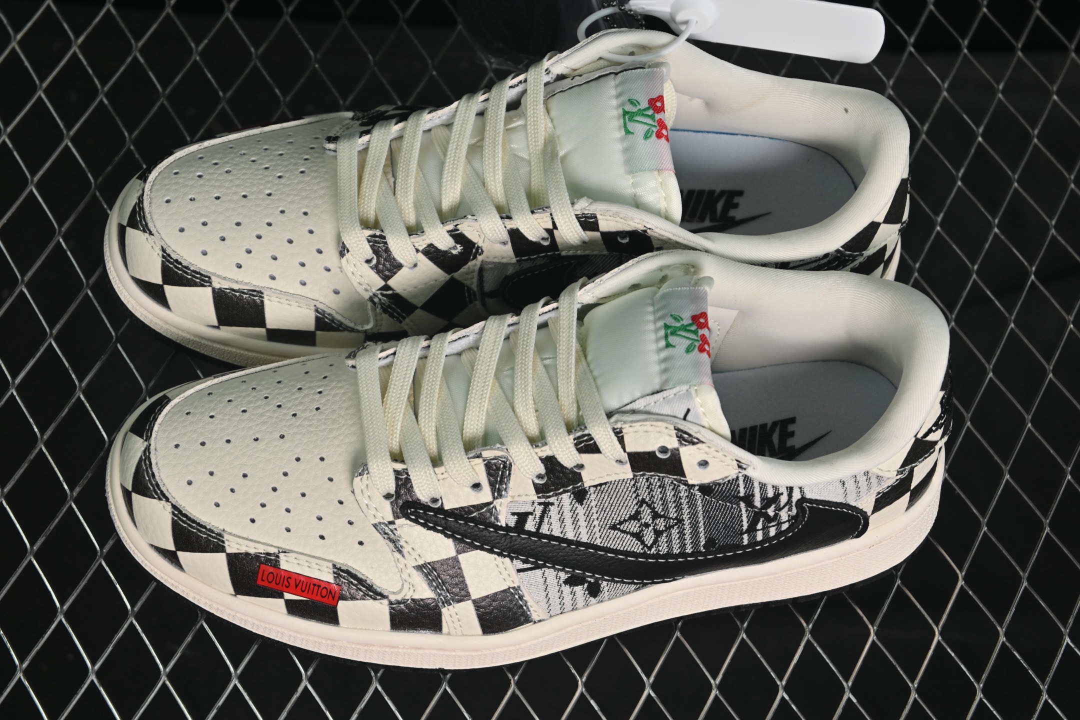💰280公司级💰380纯原
Travis Scott x Fragment Design x Air Jordan 1 Low OG SP AJ1 乔1 LV联名 黑白格牛仔 低帮文化休闲板鞋 LD2028-047
#多方联名合作融合了Travis Scott 独特的音乐风格,藤原浩个性的设计风格以及Jordan品牌的经典元素 使其成为一双具有独特身份和价值的鞋子 清新而立体的外观加上联名标识更突出了其独特身份 这种配色方案显示出活力和时尚感 在视觉上引人注目 鞋身的质感和细腻的细节处理使其显得高端而格调十足 这款“倒钩”联名是设计与创意完美结合 融合多方的个性风格是一款备受瞩目的潮流鞋款
尺码:36 36.5 37.5 38 38.5 39 40 40.5 41 42 42.5 43 44 44.5 45 9.E5