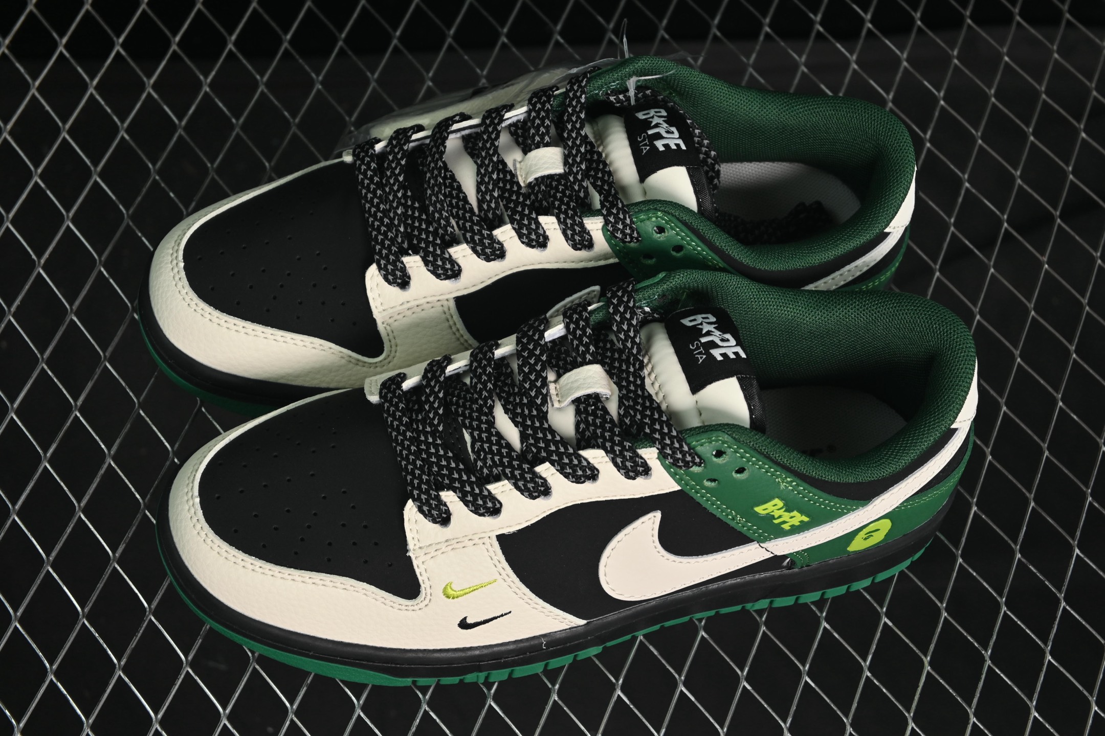 💰280公司级💰360纯原
Nike SB Dunk Low Bape联名 米黑绿双勾 周年高端定制 低帮休闲板鞋 QW5836-015
#定制鞋盒 大厂纯原品质出货 超高清洁度 皮料切割干净无任何毛边 细节完美
尺码:36 36.5 37.5 38 38.5 39 40 40.5 41 42 42.5 43 44 44.5 45 9.E5