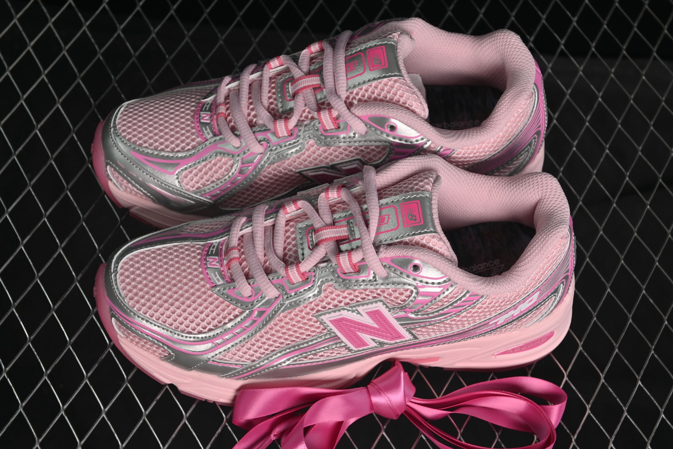 💰220纯原
 New Balance 740系列复古老爹风休闲运动慢跑鞋 U740AP2
#原盒 原吊牌 组合大底 1:1制作
尺码：36 37 37.5 38 38.5 39 40 40.5 41 9.C3