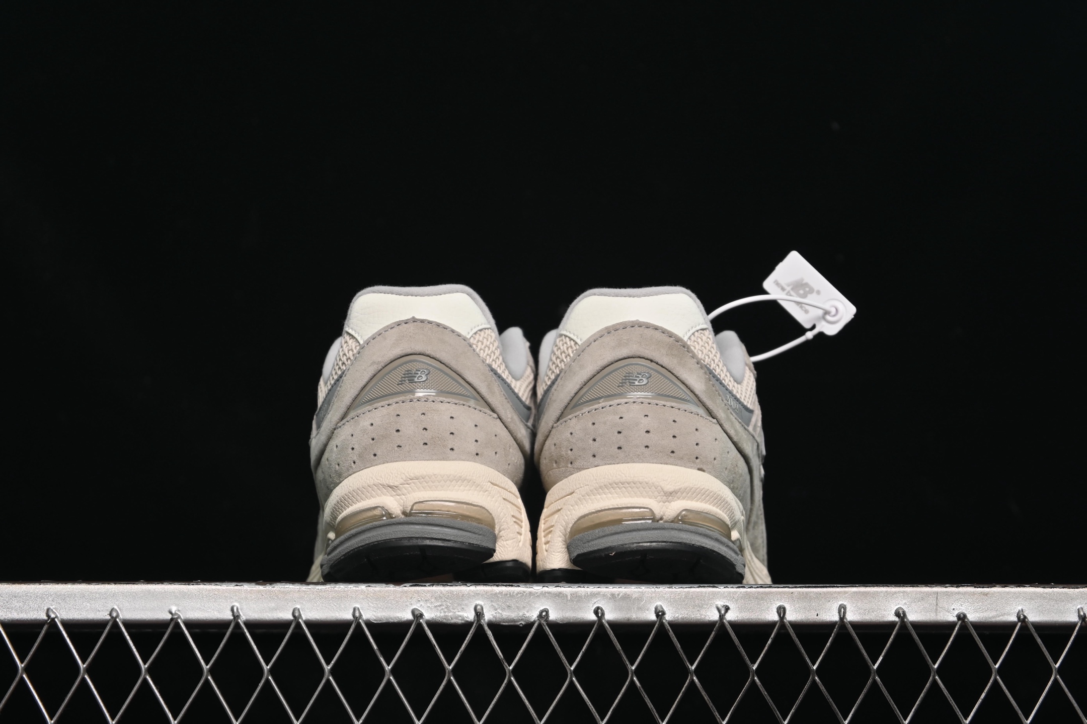 💰280纯原
New Balance 2002系列 复古休闲跑步鞋 U2002RRD
#鞋款延续了经典科技,升级版N-ERGY缓震物料机能与材质上脚太舒适了,鞋面的柔软麂皮搭配尼龙网布,特别透气而且还复古感,不管是搭配牛仔裤还工装裤都是百搭!
尺码:36 37 37.5 38 38.5 39 40 40.5 41 42 42.5 43 44 44.5 45 46.5 3.D4