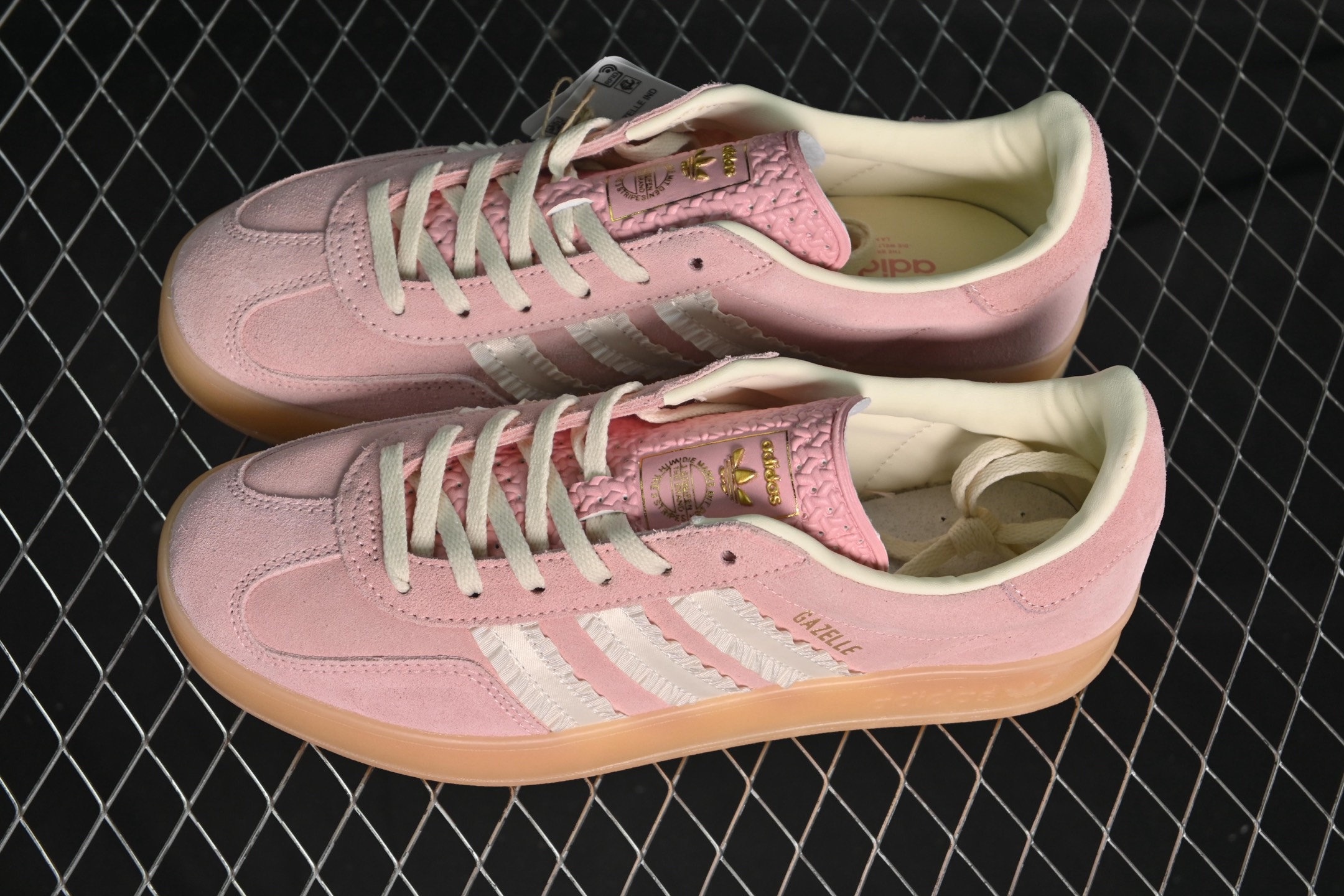 💰190纯原
Adidas Originals Gazelle Indoor JS1413 三叶草复古休闲防滑耐磨低帮板鞋
尺码：35 36 36.5 37 38 38.5 39 40 40.5 41 42 42.5 43 44 44.5 45 N.C3