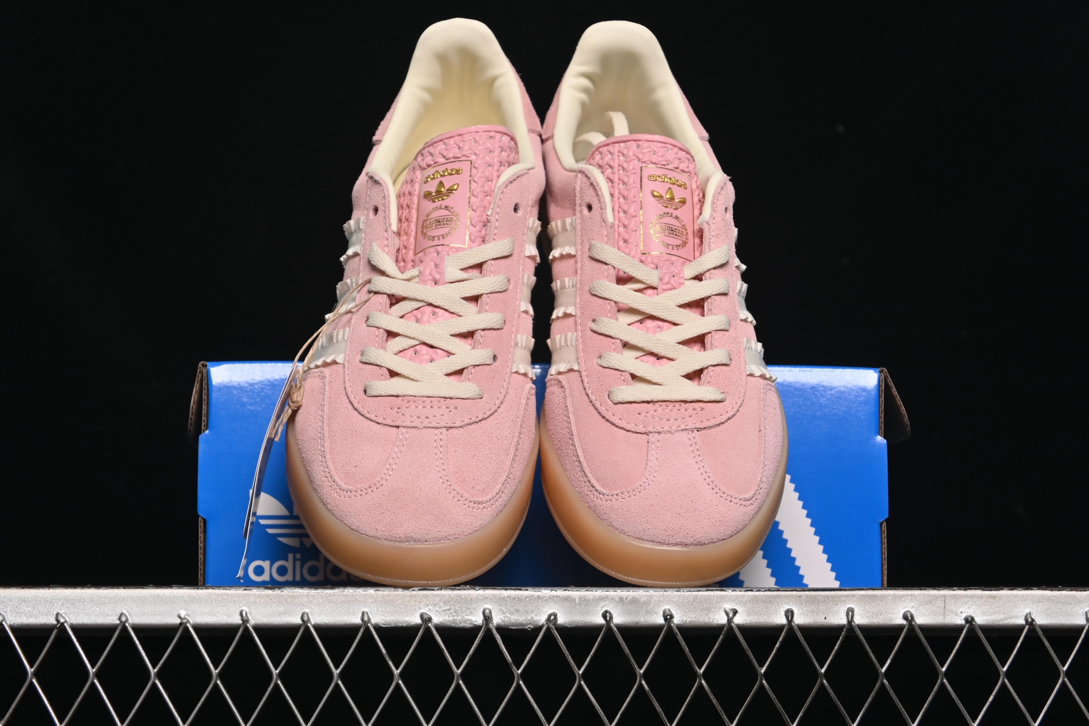 💰190纯原
Adidas Originals Gazelle Indoor JS1413 三叶草复古休闲防滑耐磨低帮板鞋
尺码：35 36 36.5 37 38 38.5 39 40 40.5 41 42 42.5 43 44 44.5 45 N.C3