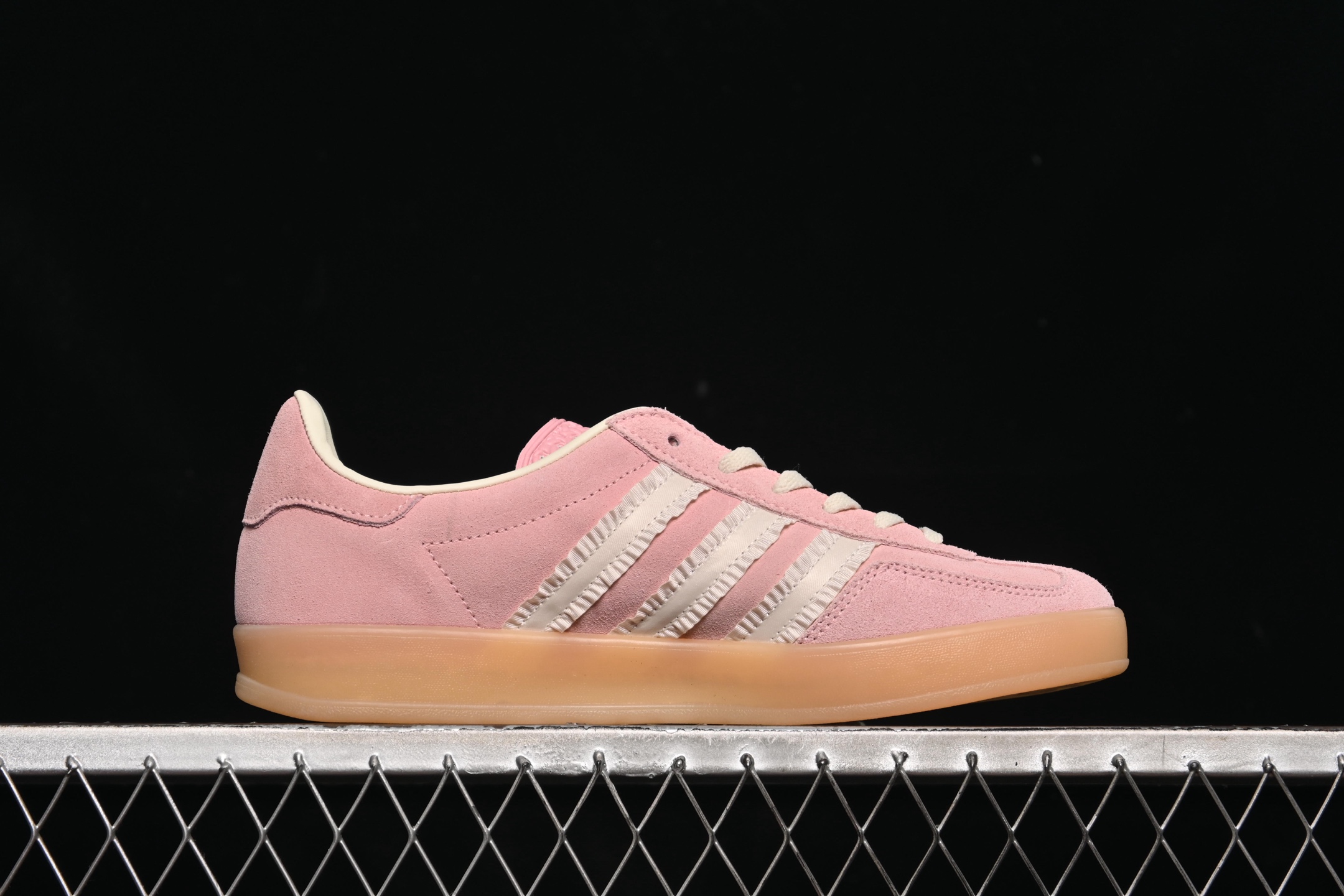 💰190纯原
Adidas Originals Gazelle Indoor JS1413 三叶草复古休闲防滑耐磨低帮板鞋
尺码：35 36 36.5 37 38 38.5 39 40 40.5 41 42 42.5 43 44 44.5 45 N.C3