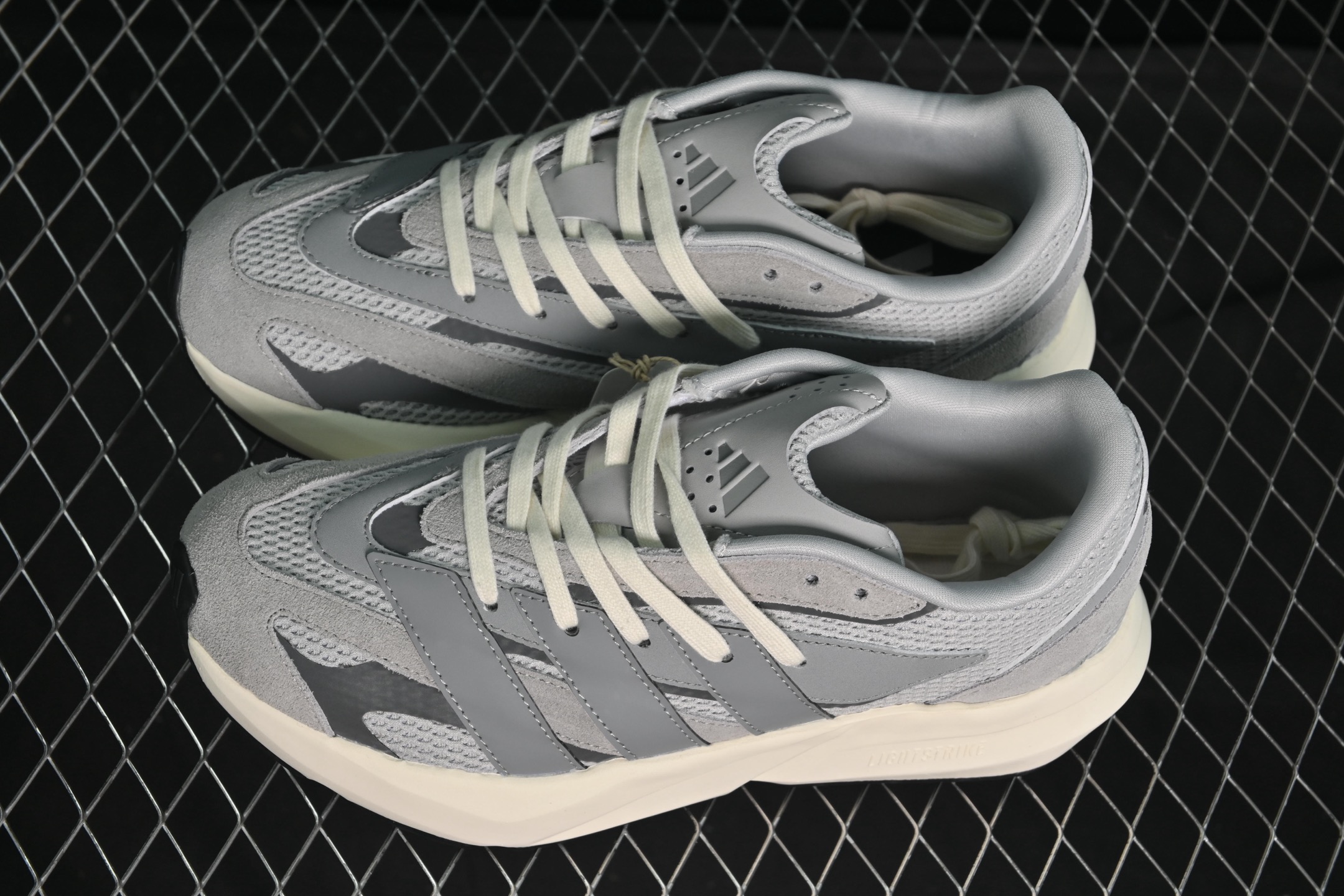 💰220纯原
 Adidas Lightblaze IH8607 阿迪透气跑步鞋
尺码：39 40 40.5 41 42 42.5 43 44 44.5 45 X.D4