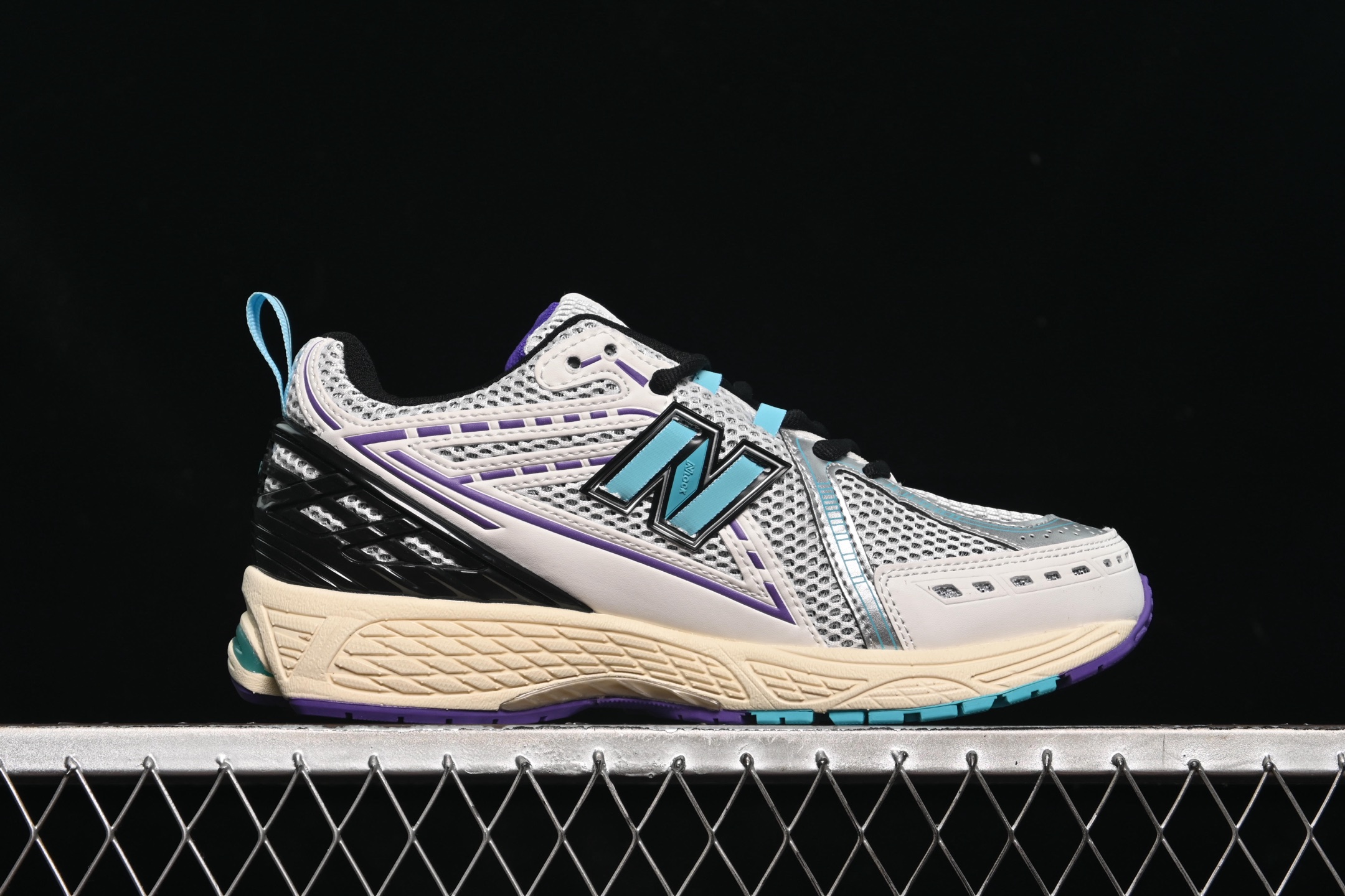 💰240纯原
 New Balance 1906系列复古老爹风休闲运动慢跑鞋 M1906RCF
#采用轻质牛剖革拼接透气网眼衬垫织物鞋面材质 T-Beam大底提供足步弓支撑，保持步态稳定 后跟搭载外露缓震胶
尺码：36 37 37.5 38 38.5 39 40 40.5 41 42 42.5 43 44 44.5 45 N.D4