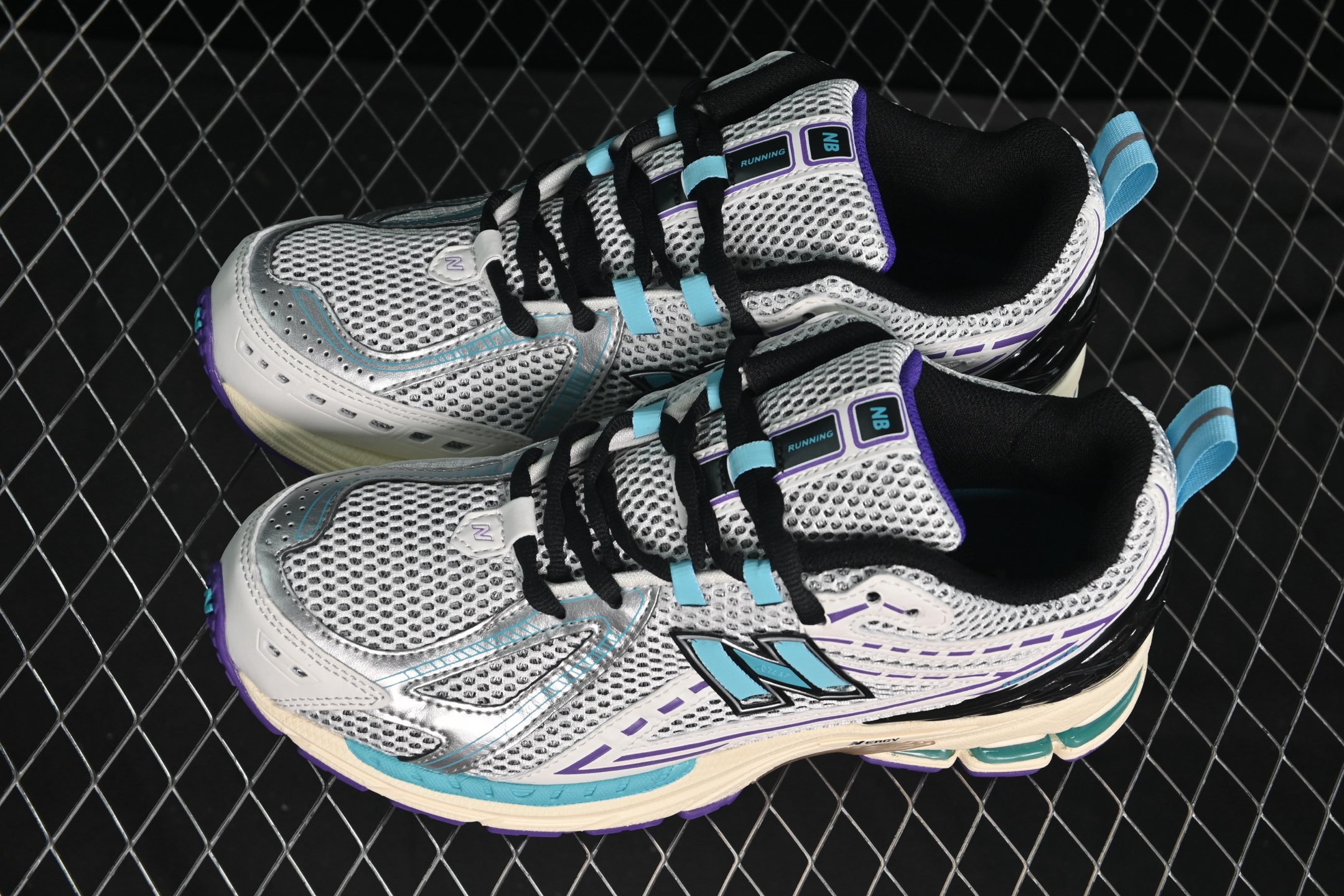 💰240纯原
 New Balance 1906系列复古老爹风休闲运动慢跑鞋 M1906RCF
#采用轻质牛剖革拼接透气网眼衬垫织物鞋面材质 T-Beam大底提供足步弓支撑，保持步态稳定 后跟搭载外露缓震胶
尺码：36 37 37.5 38 38.5 39 40 40.5 41 42 42.5 43 44 44.5 45 N.D4