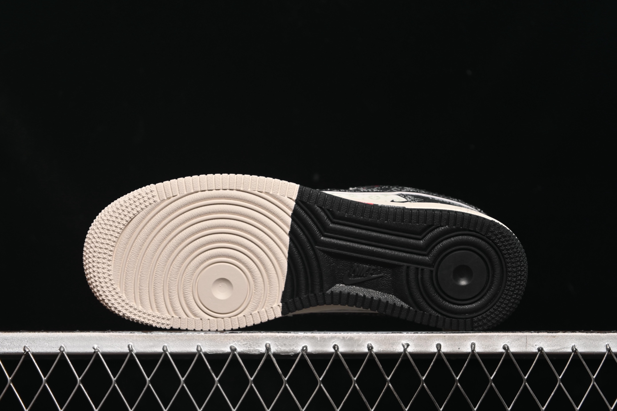 💰280纯原
Nike Air Force 1'07 Low LV联名 猪八牛仔米黑 空军一号定制休闲板鞋 MZ9588-803
#原楦头原纸板 原装鞋盒 定制五金配件 内置全掌气垫 原厂鞋底
尺码:36 36.5 37.5 38 38.5 39 40 40.5 41 42 42.5 43 44 44.5 45 9.D4