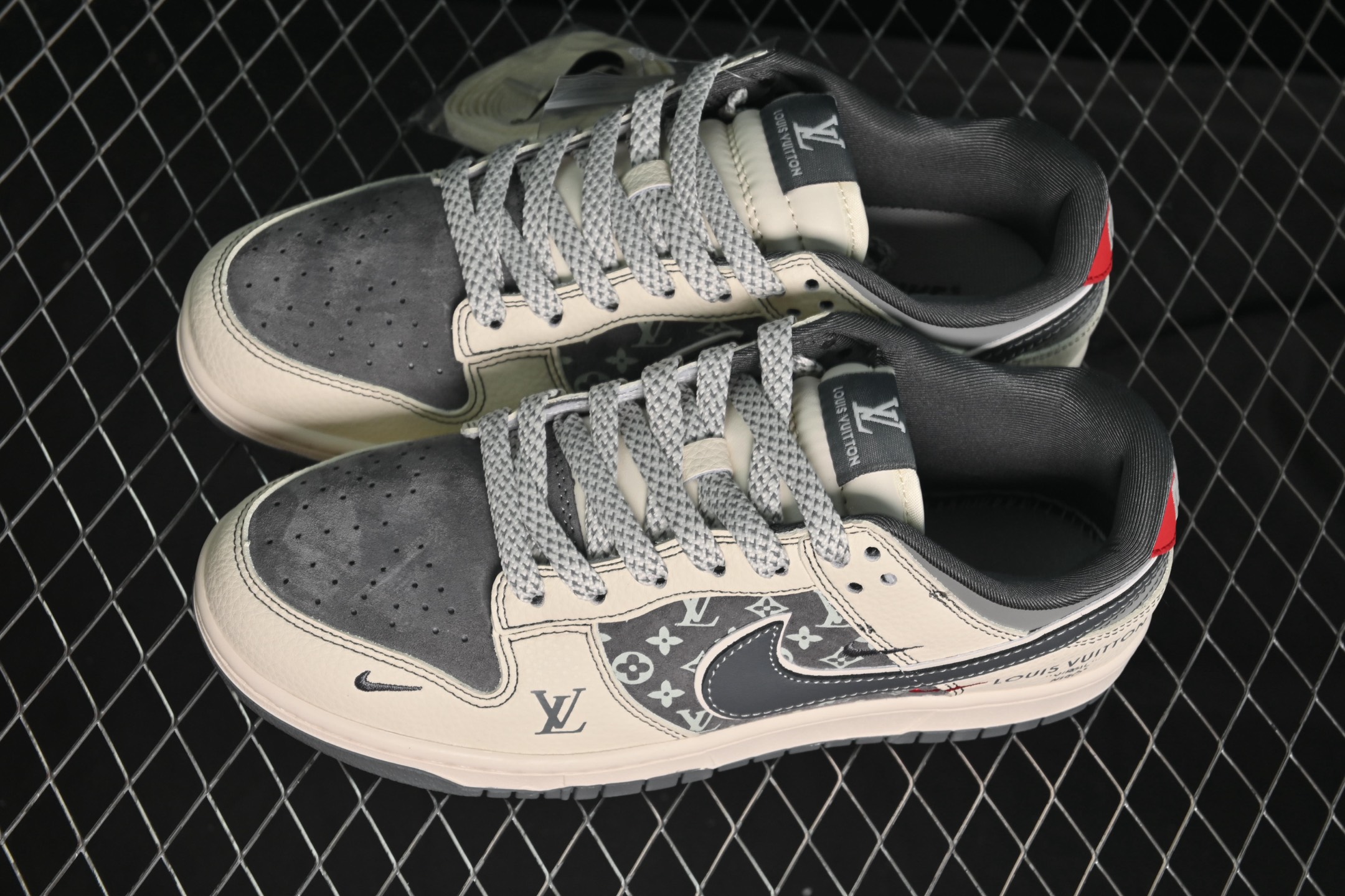 💰280公司级💰360纯原
Nike SB Dunk Low LV联名 灰红小勾 周年高端定制 低帮休闲板鞋 YX5066-367
#定制鞋盒 大厂纯原品质出货 超高清洁度 皮料切割干净无任何毛边 细节完美
尺码:36 36.5 37.5 38 38.5 39 40 40.5 41 42 42.5 43 44 44.5 45 9.E5