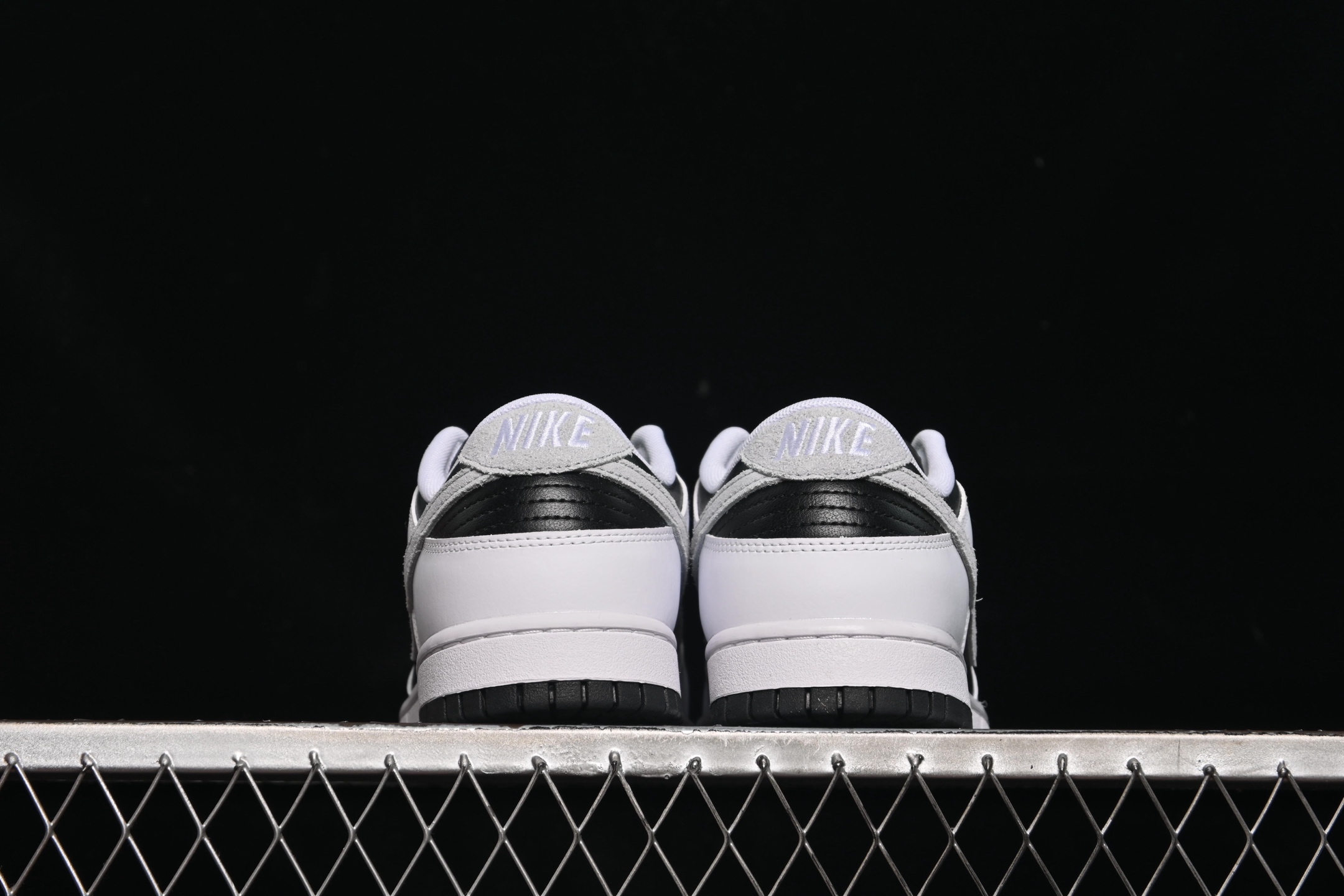 💰200真标💰260公司级💰360纯原
Nike SB Dunk Low 白黑灰配色 低帮休闲板鞋 IB4620-141
尺码:36 36.5 37.5 38 38.5 39 40 40.5 41 42 42.5 43 44 44.5 45 9.E5