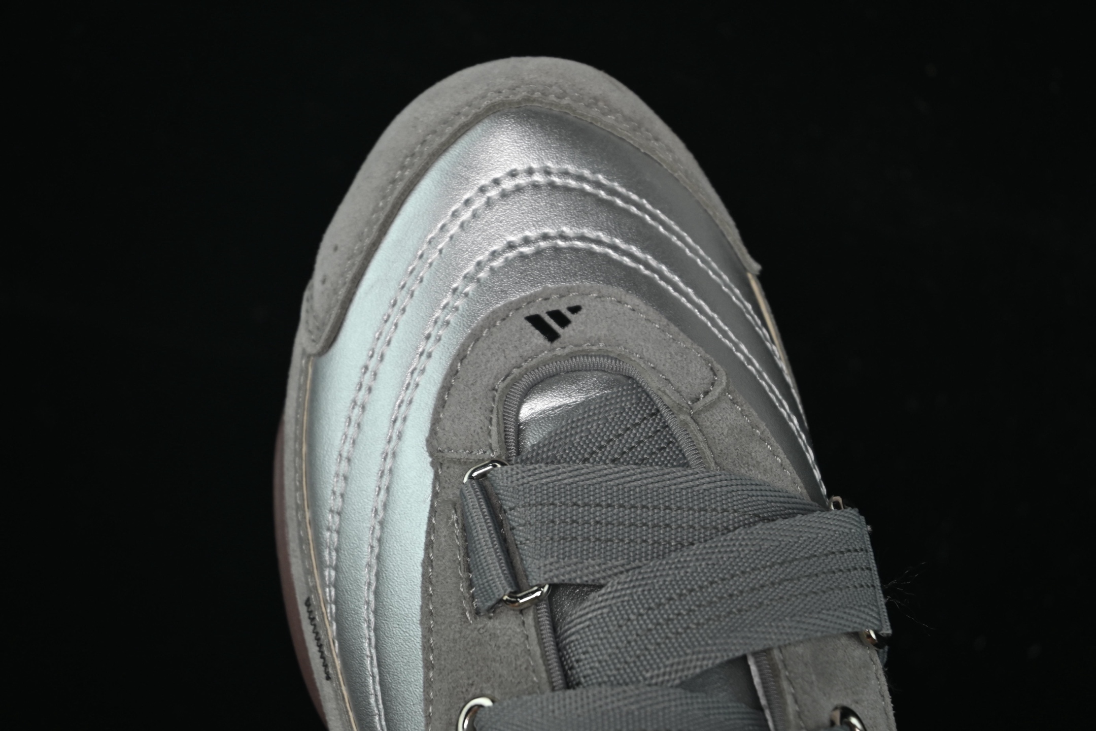 💰220纯原
 Adidas Urban Reverie JQ9392 阿迪舒适时尚魔术贴防滑耐磨生活休闲鞋
尺码：36 36.5 37 38 38.5 39 40 40.5 41 42 42.5 43 44 44.5 45 7+C3