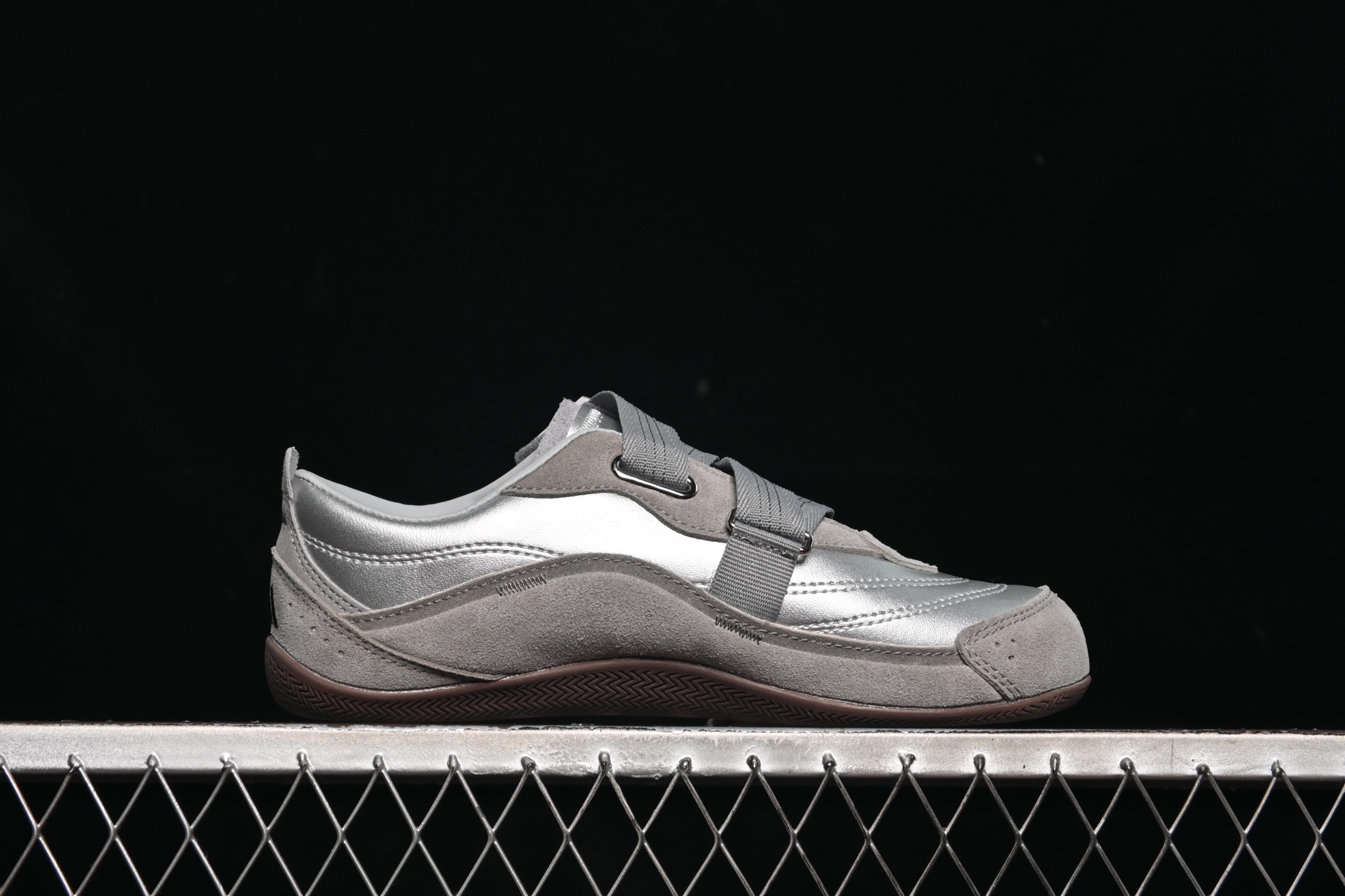💰220纯原
 Adidas Urban Reverie JQ9392 阿迪舒适时尚魔术贴防滑耐磨生活休闲鞋
尺码：36 36.5 37 38 38.5 39 40 40.5 41 42 42.5 43 44 44.5 45 7+C3