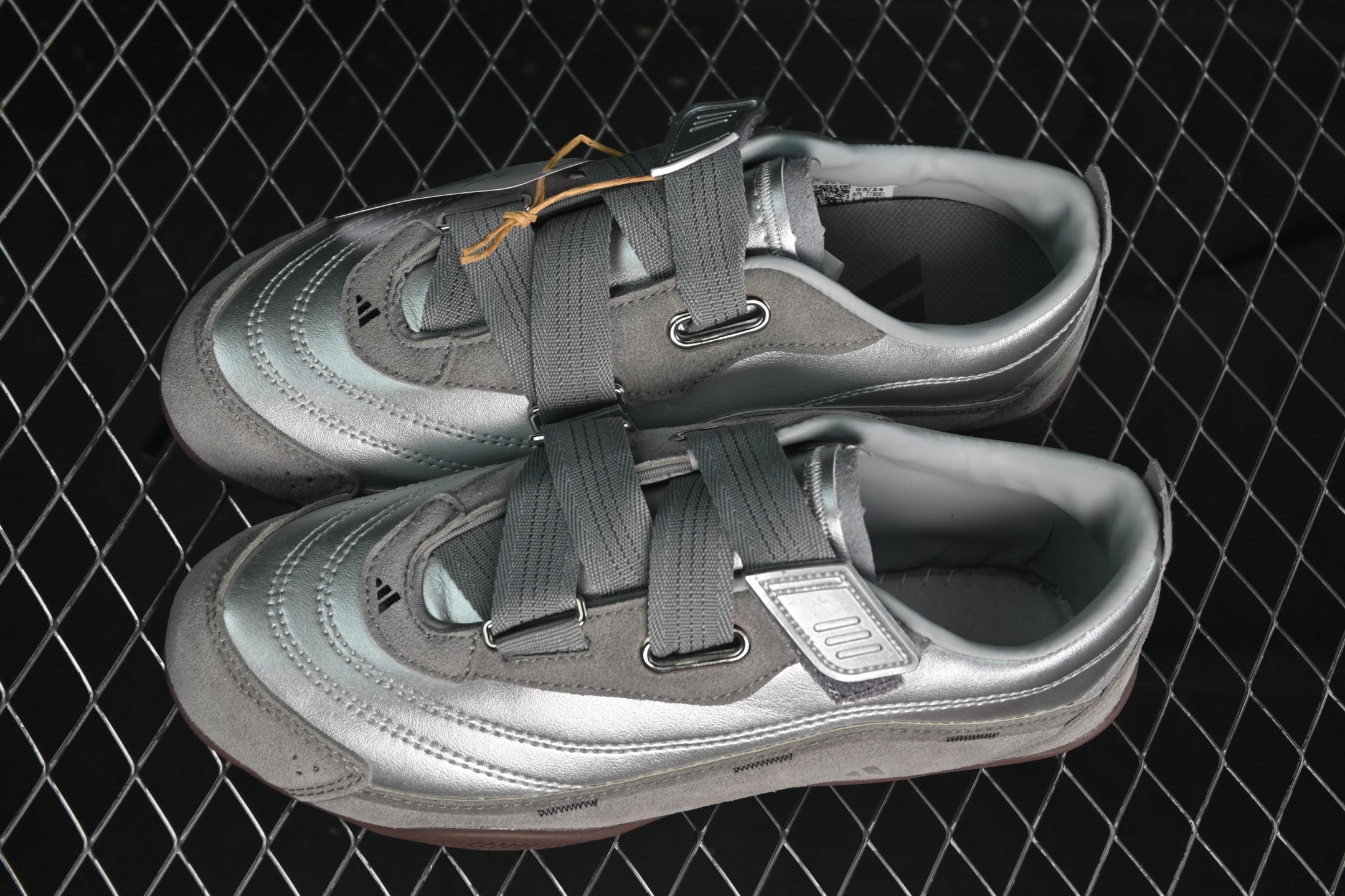 💰220纯原
 Adidas Urban Reverie JQ9392 阿迪舒适时尚魔术贴防滑耐磨生活休闲鞋
尺码：36 36.5 37 38 38.5 39 40 40.5 41 42 42.5 43 44 44.5 45 7+C3