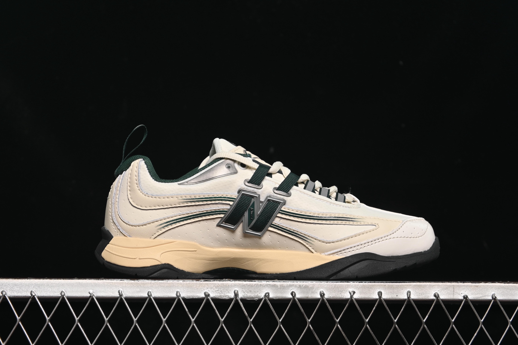 💰220纯原
New Balance RC56系列 复古足球德训风休闲运动鞋 URC56AL1
#采用翻毛皮拼接牛津布构成鞋面材质#中底高弹EVA发泡材质组合深锯齿防滑橡胶外底
尺码：36 37 37.5 38 38.5 39.5 40 40.5 41.5 42 42.5 43 44 44.5 45 N.C3