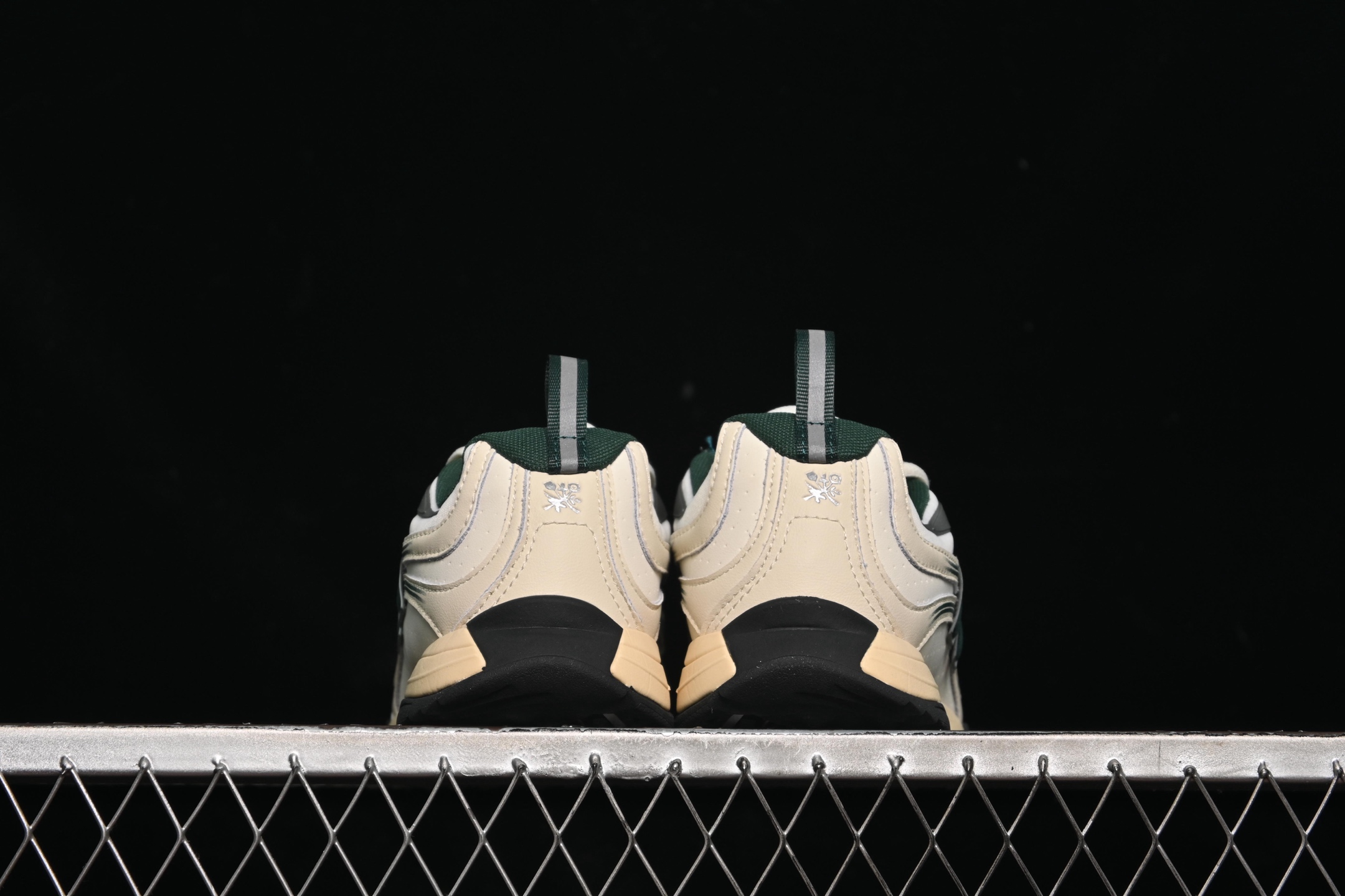 💰220纯原
New Balance RC56系列 复古足球德训风休闲运动鞋 URC56AL1
#采用翻毛皮拼接牛津布构成鞋面材质#中底高弹EVA发泡材质组合深锯齿防滑橡胶外底
尺码：36 37 37.5 38 38.5 39.5 40 40.5 41.5 42 42.5 43 44 44.5 45 N.C3