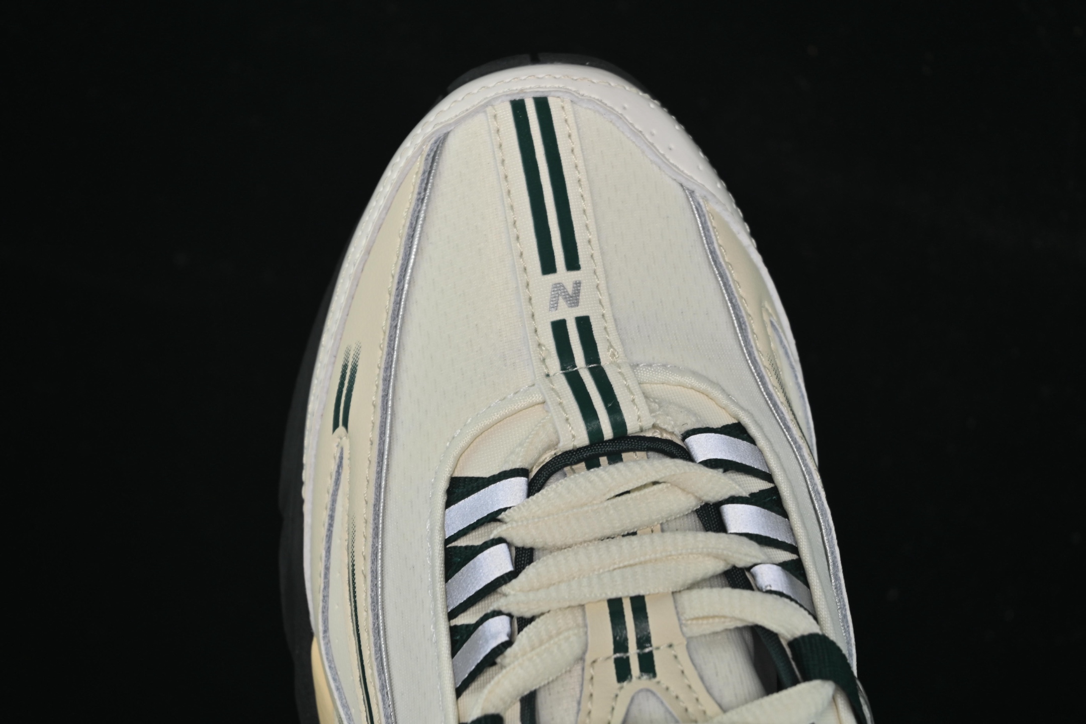 💰220纯原
New Balance RC56系列 复古足球德训风休闲运动鞋 URC56AL1
#采用翻毛皮拼接牛津布构成鞋面材质#中底高弹EVA发泡材质组合深锯齿防滑橡胶外底
尺码：36 37 37.5 38 38.5 39.5 40 40.5 41.5 42 42.5 43 44 44.5 45 N.C3