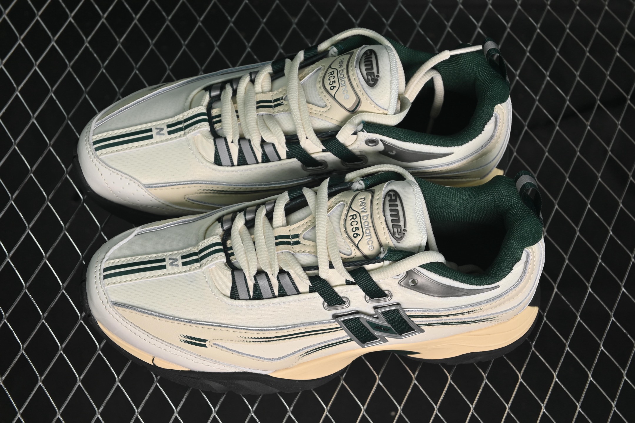 💰220纯原
New Balance RC56系列 复古足球德训风休闲运动鞋 URC56AL1
#采用翻毛皮拼接牛津布构成鞋面材质#中底高弹EVA发泡材质组合深锯齿防滑橡胶外底
尺码：36 37 37.5 38 38.5 39.5 40 40.5 41.5 42 42.5 43 44 44.5 45 N.C3