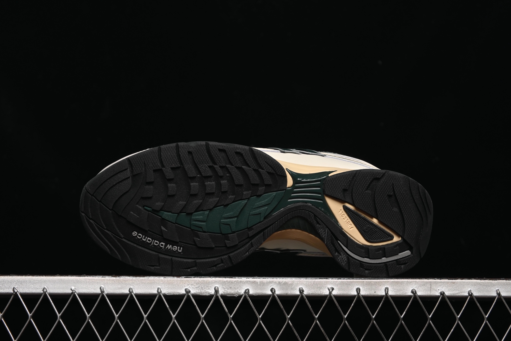 💰220纯原
New Balance RC56系列 复古足球德训风休闲运动鞋 URC56AL1
#采用翻毛皮拼接牛津布构成鞋面材质#中底高弹EVA发泡材质组合深锯齿防滑橡胶外底
尺码：36 37 37.5 38 38.5 39.5 40 40.5 41.5 42 42.5 43 44 44.5 45 N.C3