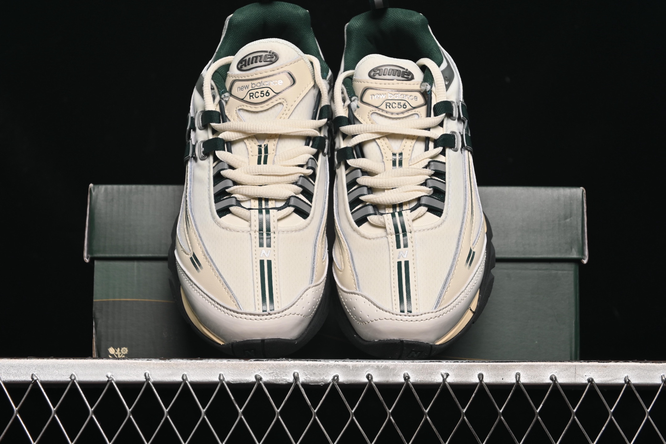 💰220纯原
New Balance RC56系列 复古足球德训风休闲运动鞋 URC56AL1
#采用翻毛皮拼接牛津布构成鞋面材质#中底高弹EVA发泡材质组合深锯齿防滑橡胶外底
尺码：36 37 37.5 38 38.5 39.5 40 40.5 41.5 42 42.5 43 44 44.5 45 N.C3