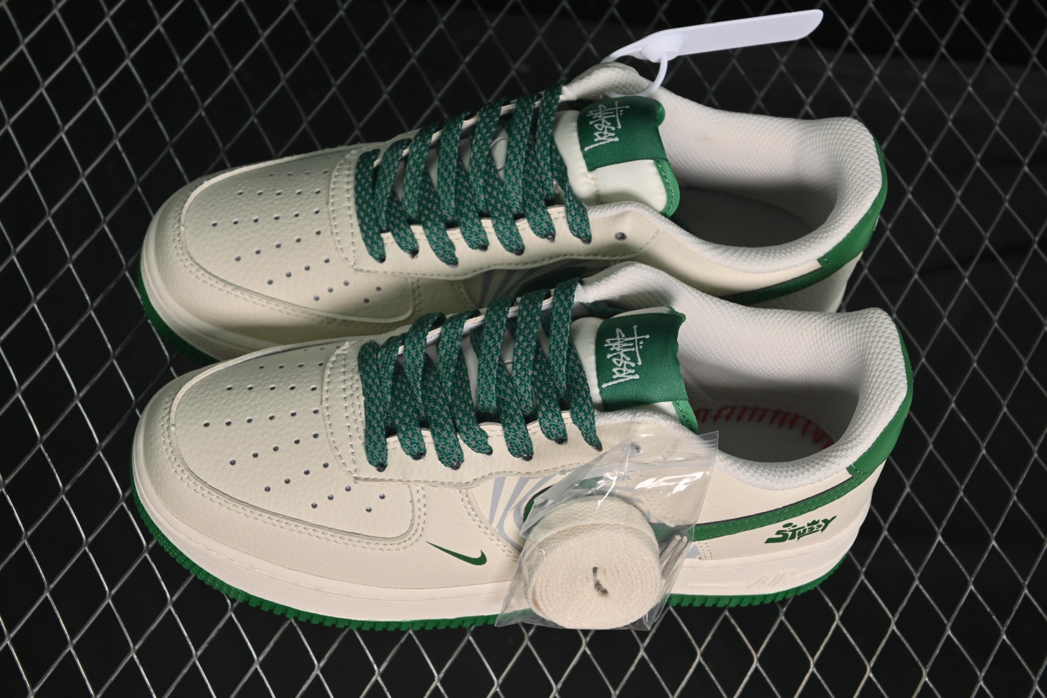 💰280纯原
Nike Air Force 1'07 Low 斯图西联名 米绿反光 空军一号低帮休闲板鞋 HJ3318-001
#原楦头原纸板 原装鞋盒 定制五金配件 内置全掌气垫 原厂鞋底
尺码:36 36.5 37.5 38 38.5 39 40 40.5 41 42 42.5 43 44 44.5 45 9.D4