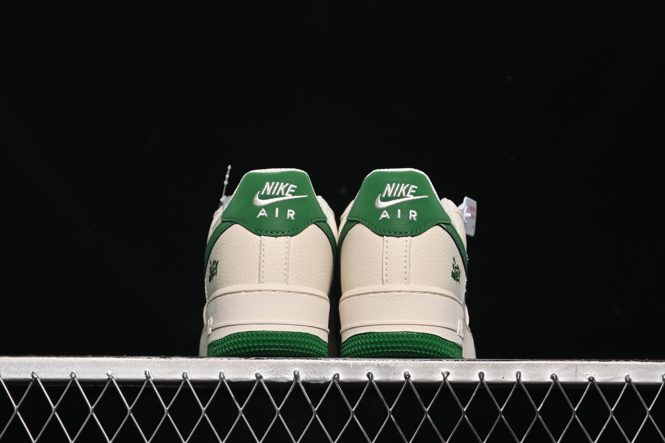 💰280纯原
Nike Air Force 1'07 Low 斯图西联名 米绿反光 空军一号低帮休闲板鞋 HJ3318-001
#原楦头原纸板 原装鞋盒 定制五金配件 内置全掌气垫 原厂鞋底
尺码:36 36.5 37.5 38 38.5 39 40 40.5 41 42 42.5 43 44 44.5 45 9.D4