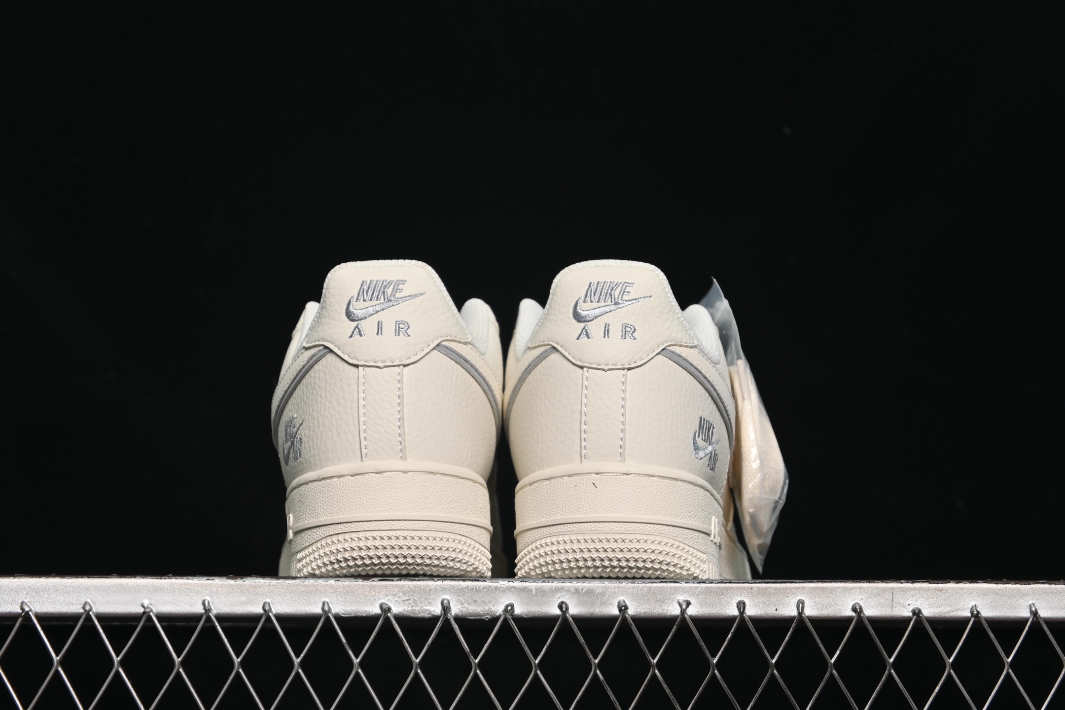 💰300纯原
Nike Air Force 1'07 Low 耐克联名 米灰边 空军一号低帮休闲板鞋 CS5288-033
#原楦头原纸板 原装鞋盒 定制五金配件 内置全掌气垫 原厂鞋底
尺码:36 36.5 37.5 38 38.5 39 40 40.5 41 42 42.5 43 44 44.5 45 9.D4