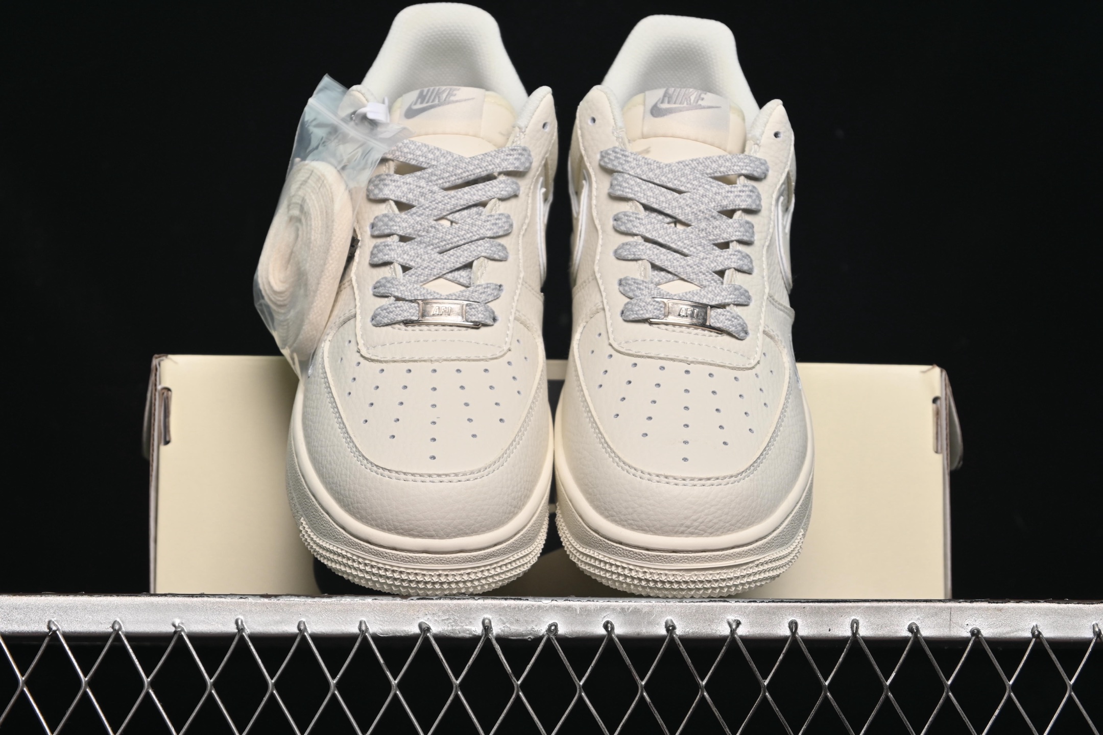 💰300纯原
Nike Air Force 1'07 Low 耐克联名 米灰边 空军一号低帮休闲板鞋 CS5288-033
#原楦头原纸板 原装鞋盒 定制五金配件 内置全掌气垫 原厂鞋底
尺码:36 36.5 37.5 38 38.5 39 40 40.5 41 42 42.5 43 44 44.5 45 9.D4