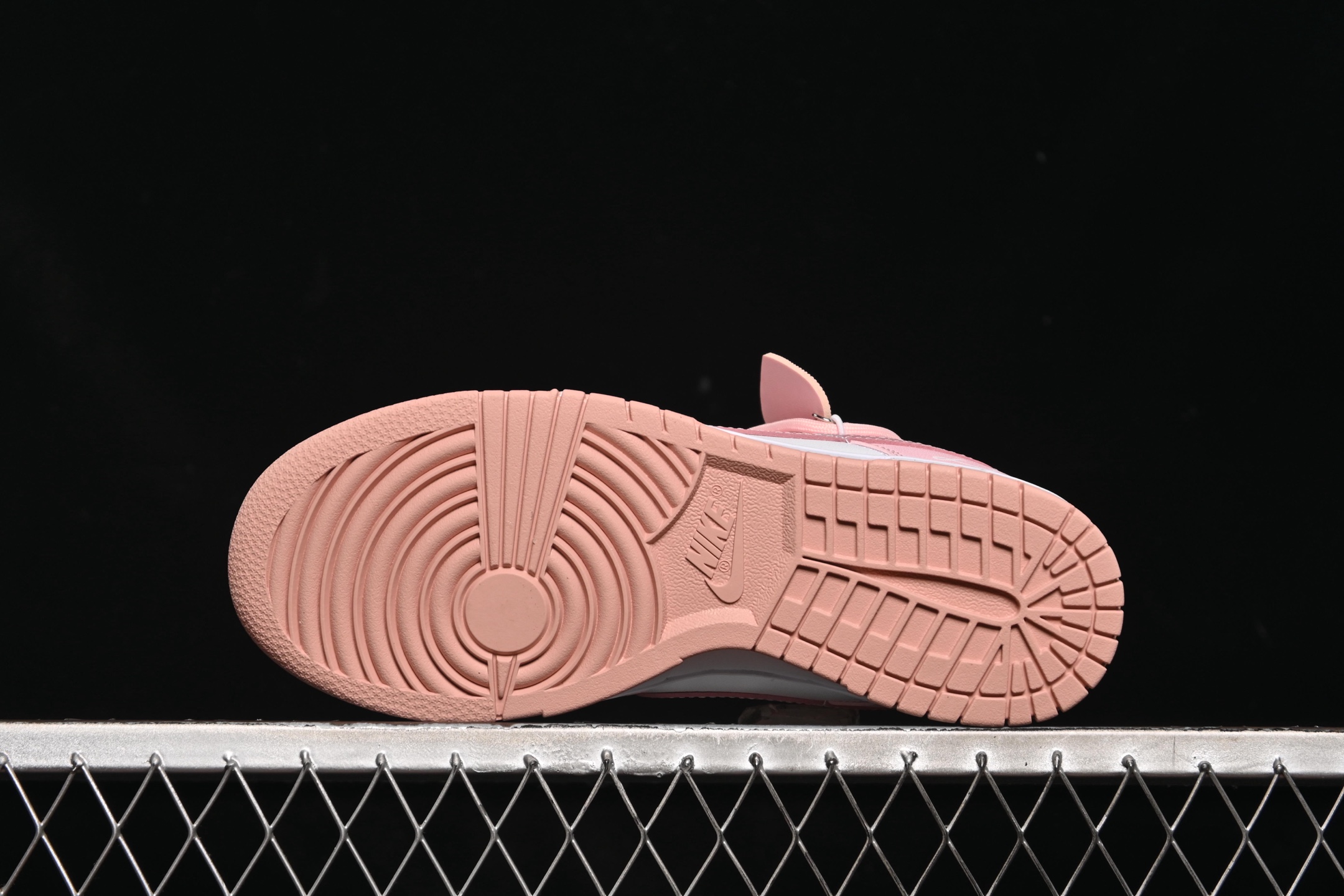 💰260公司级💰360纯原
 Nike SB Dunk Low 白粉 绑带 低帮休闲板鞋 DO6485-600
尺码：35.5 36 36.5 37.5 38 38.5 39 40 40.5 41 AJD4