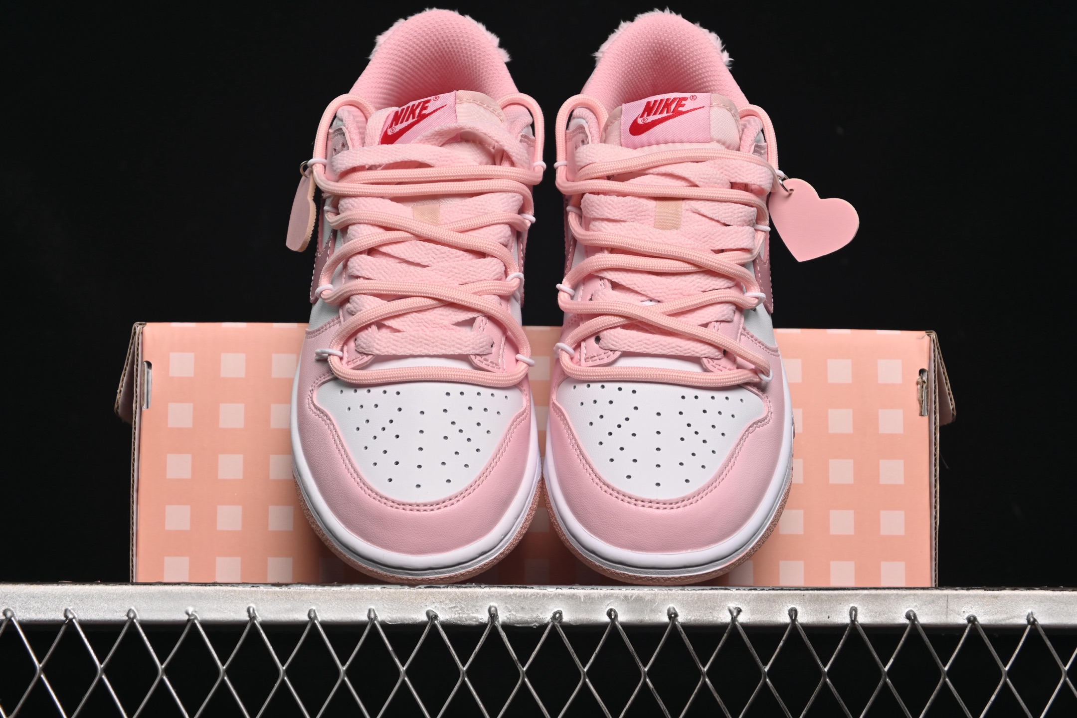 💰260公司级💰360纯原
 Nike SB Dunk Low 白粉 绑带 低帮休闲板鞋 DO6485-600
尺码：35.5 36 36.5 37.5 38 38.5 39 40 40.5 41 AJD4
