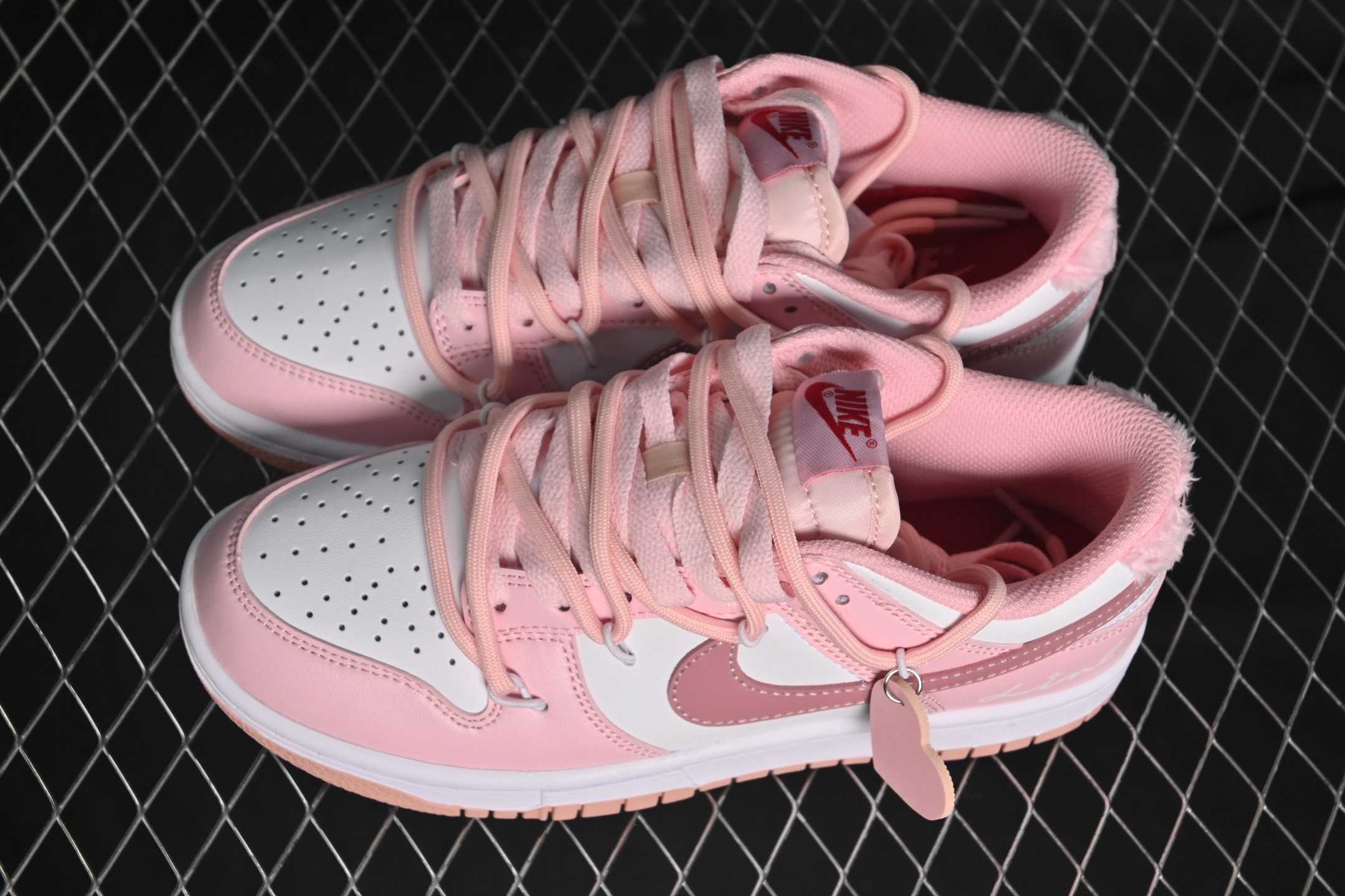 💰260公司级💰360纯原
 Nike SB Dunk Low 白粉 绑带 低帮休闲板鞋 DO6485-600
尺码：35.5 36 36.5 37.5 38 38.5 39 40 40.5 41 AJD4