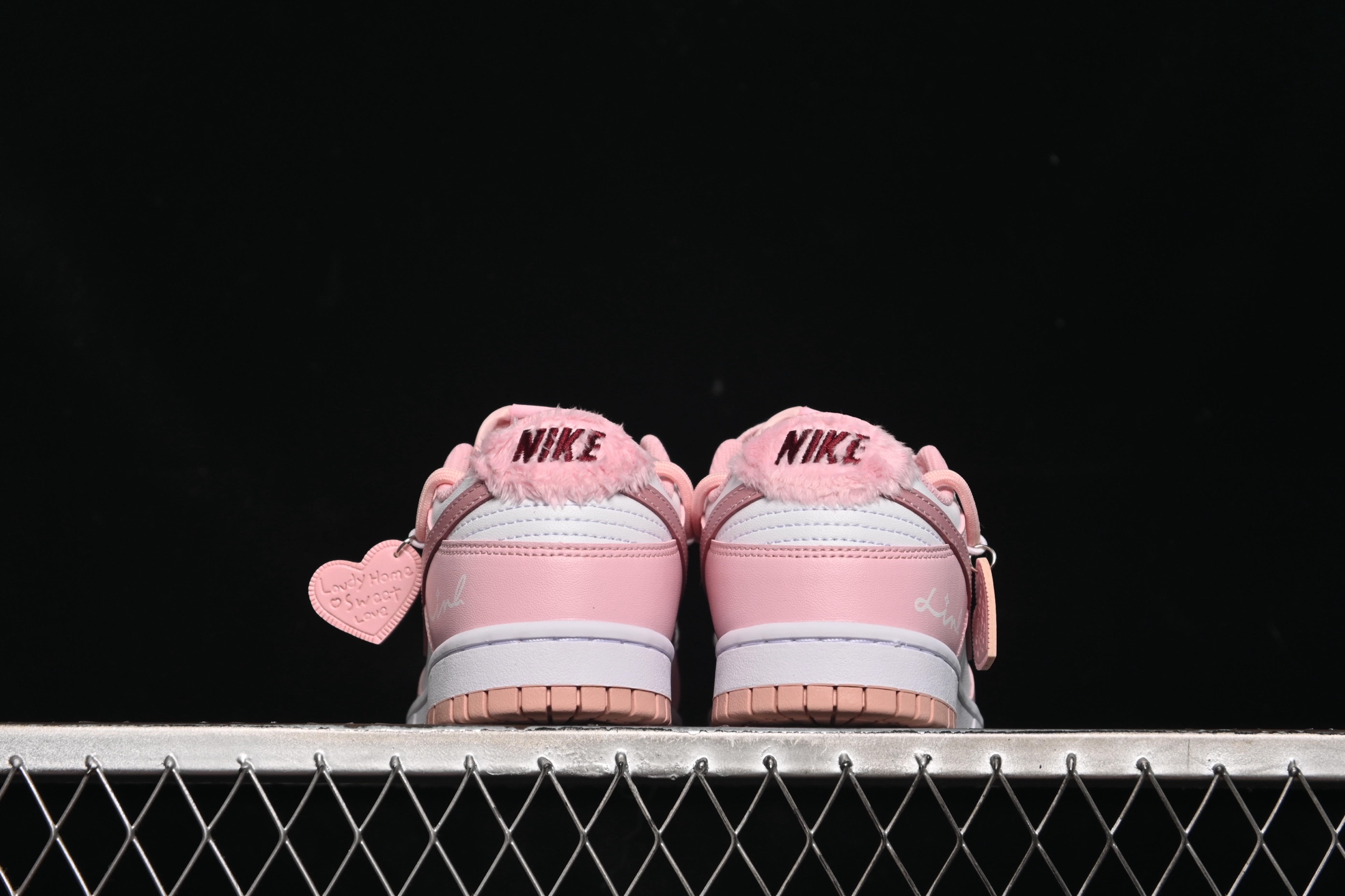 💰260公司级💰360纯原
 Nike SB Dunk Low 白粉 绑带 低帮休闲板鞋 DO6485-600
尺码：35.5 36 36.5 37.5 38 38.5 39 40 40.5 41 AJD4