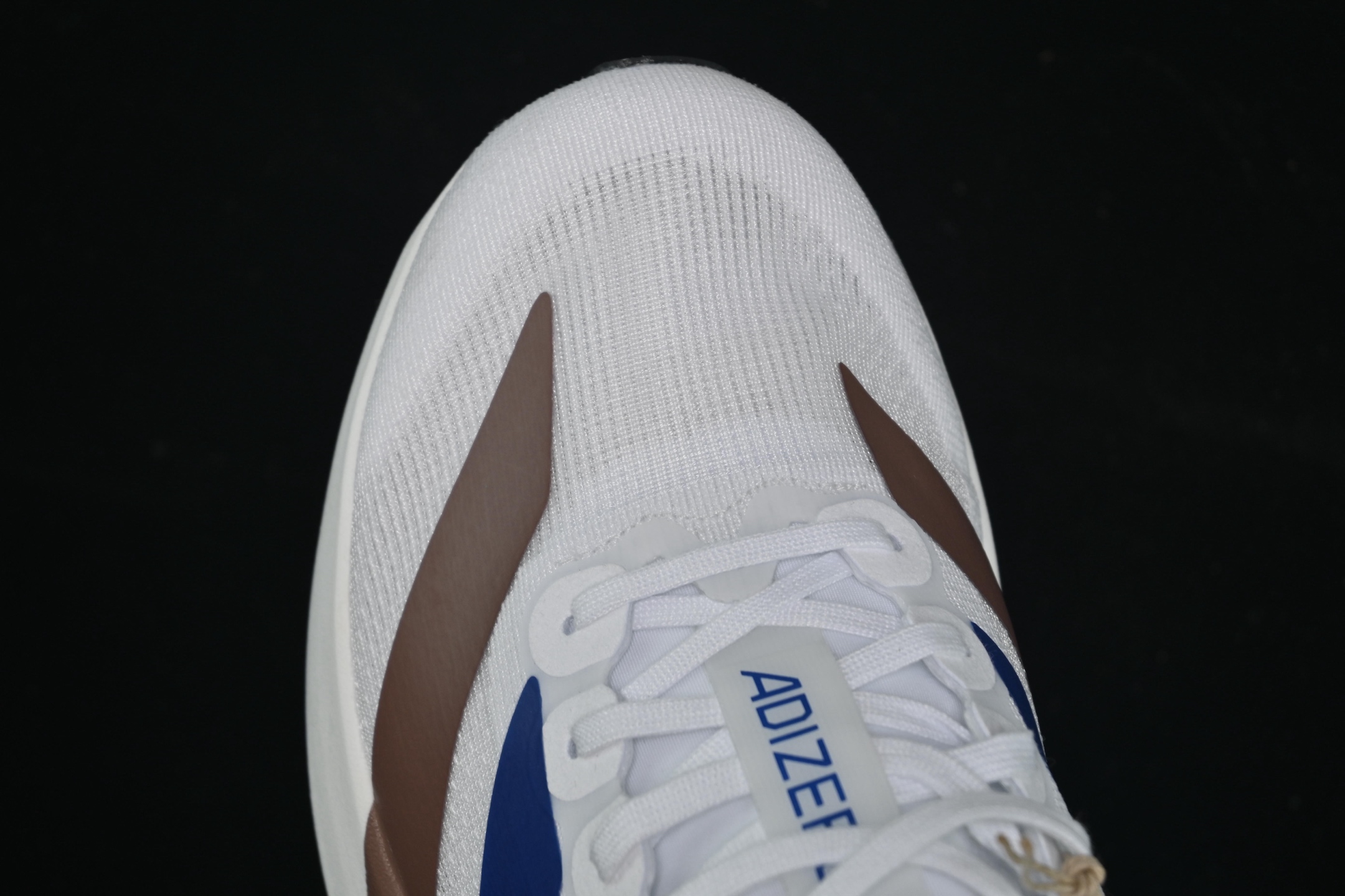 💰220纯原
Adidas Adizero Evo SL KI3393 阿迪超轻透气缓震跑鞋
#以令人难以置信的138克重量,刷新了跑鞋轻量化的记录,阿迪在材料科学和工艺技术上的深厚积累。
#全新鞋款采用Lightweight Upper材料,让穿着者几乎能够体验到一种"裸足"的感觉
尺码:36 36.5 37 38 38.5 39 40 40.5 41 42 42.5 43 44 44.5 45 7+D4