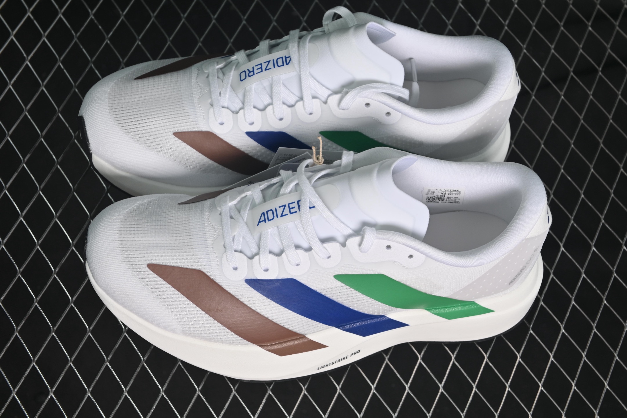 💰220纯原
Adidas Adizero Evo SL KI3393 阿迪超轻透气缓震跑鞋
#以令人难以置信的138克重量,刷新了跑鞋轻量化的记录,阿迪在材料科学和工艺技术上的深厚积累。
#全新鞋款采用Lightweight Upper材料,让穿着者几乎能够体验到一种"裸足"的感觉
尺码:36 36.5 37 38 38.5 39 40 40.5 41 42 42.5 43 44 44.5 45 7+D4