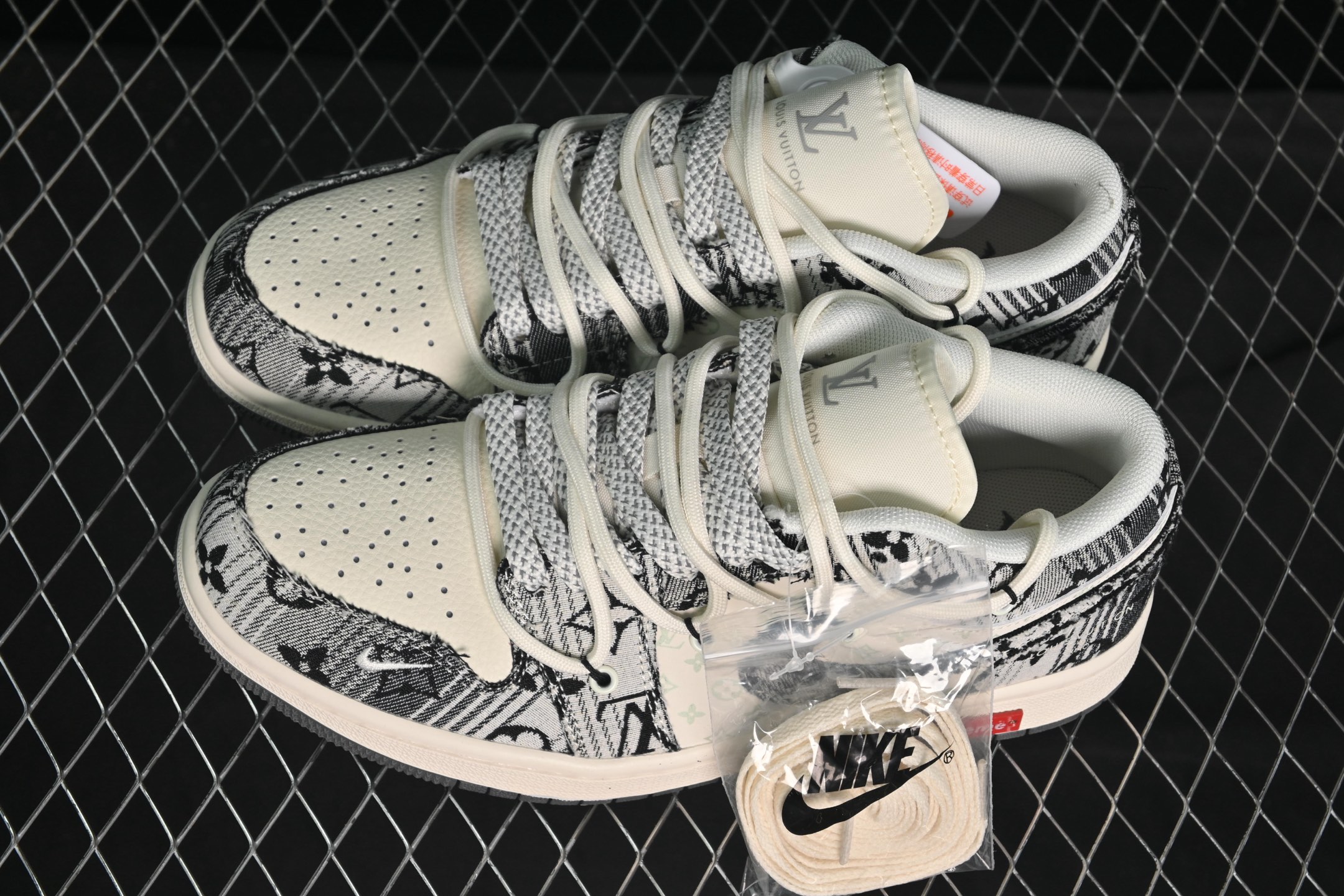 💰300公司级💰340纯原
Air Jordan 1 Low AJ1 乔1 LV联名 灰花布抽绳 高端定制 低帮复古篮球鞋 YX5066-372
#定制鞋盒 大厂纯原品质出货 超高清洁度 皮料切割干净无任何毛边 细节完美 
尺码：36 36.5 37.5 38 38.5 39 40 40.5 41 42 42.5 43 44 44.5 45 9.E5