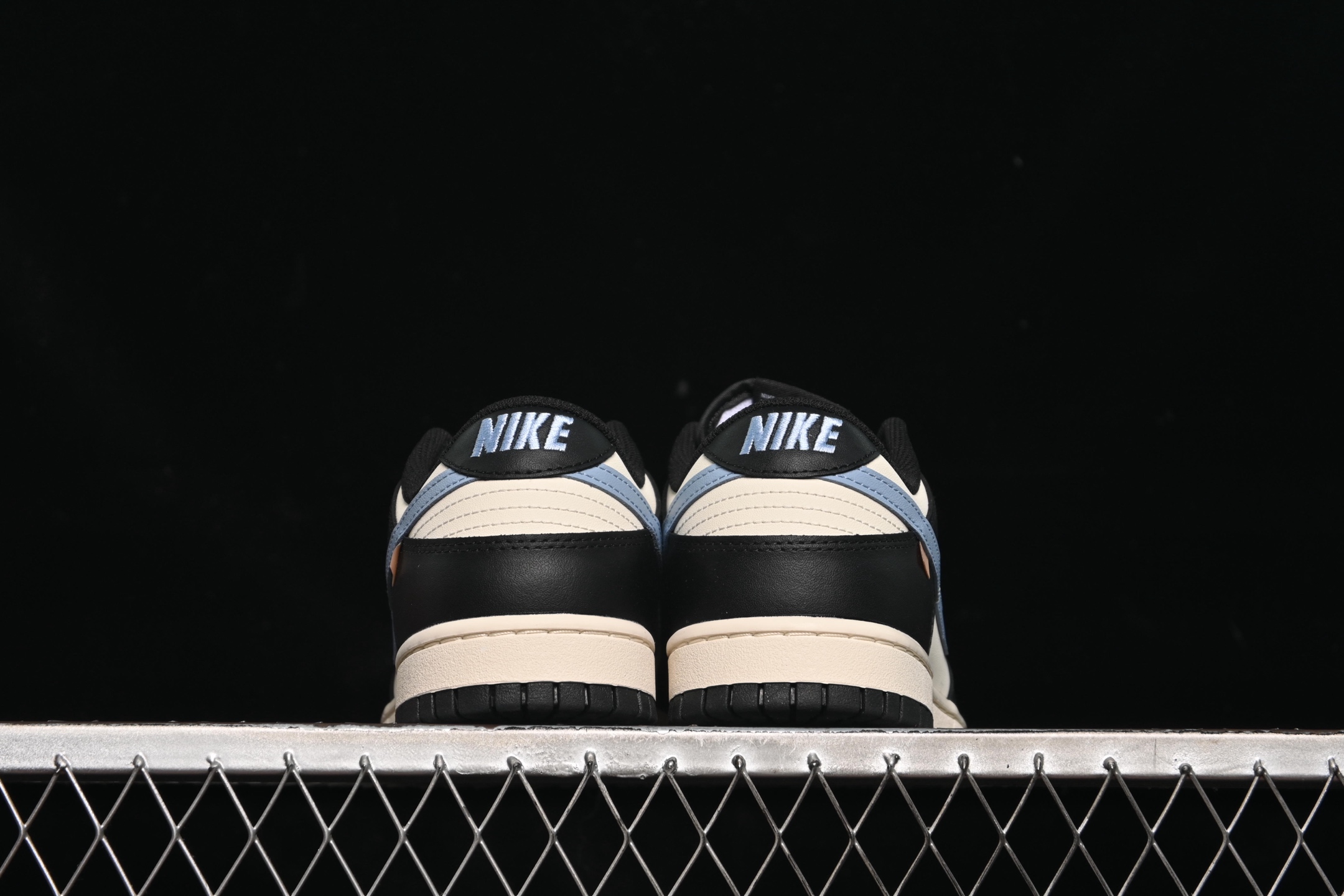 💰260公司级💰360纯原
Nike SB Dunk Low 白黑蓝配色 低帮休闲板鞋 DD1391-100
尺码：40 40.5 41 42 42.5 43 44 44.5 45 46 9.E5