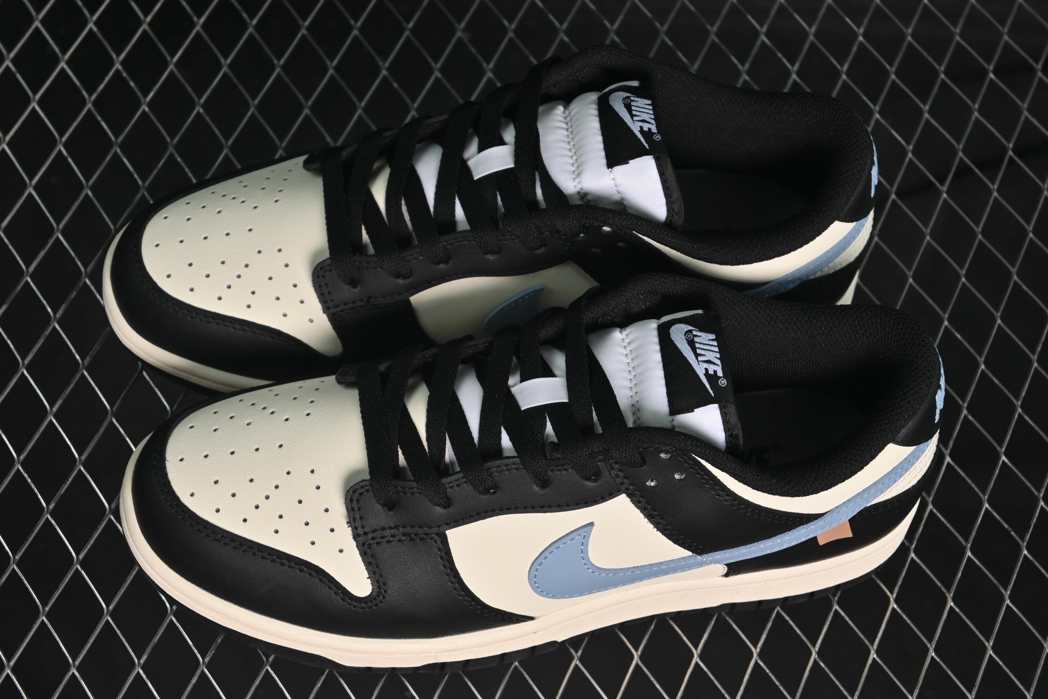 💰260公司级💰360纯原
Nike SB Dunk Low 白黑蓝配色 低帮休闲板鞋 DD1391-100
尺码：40 40.5 41 42 42.5 43 44 44.5 45 46 9.E5