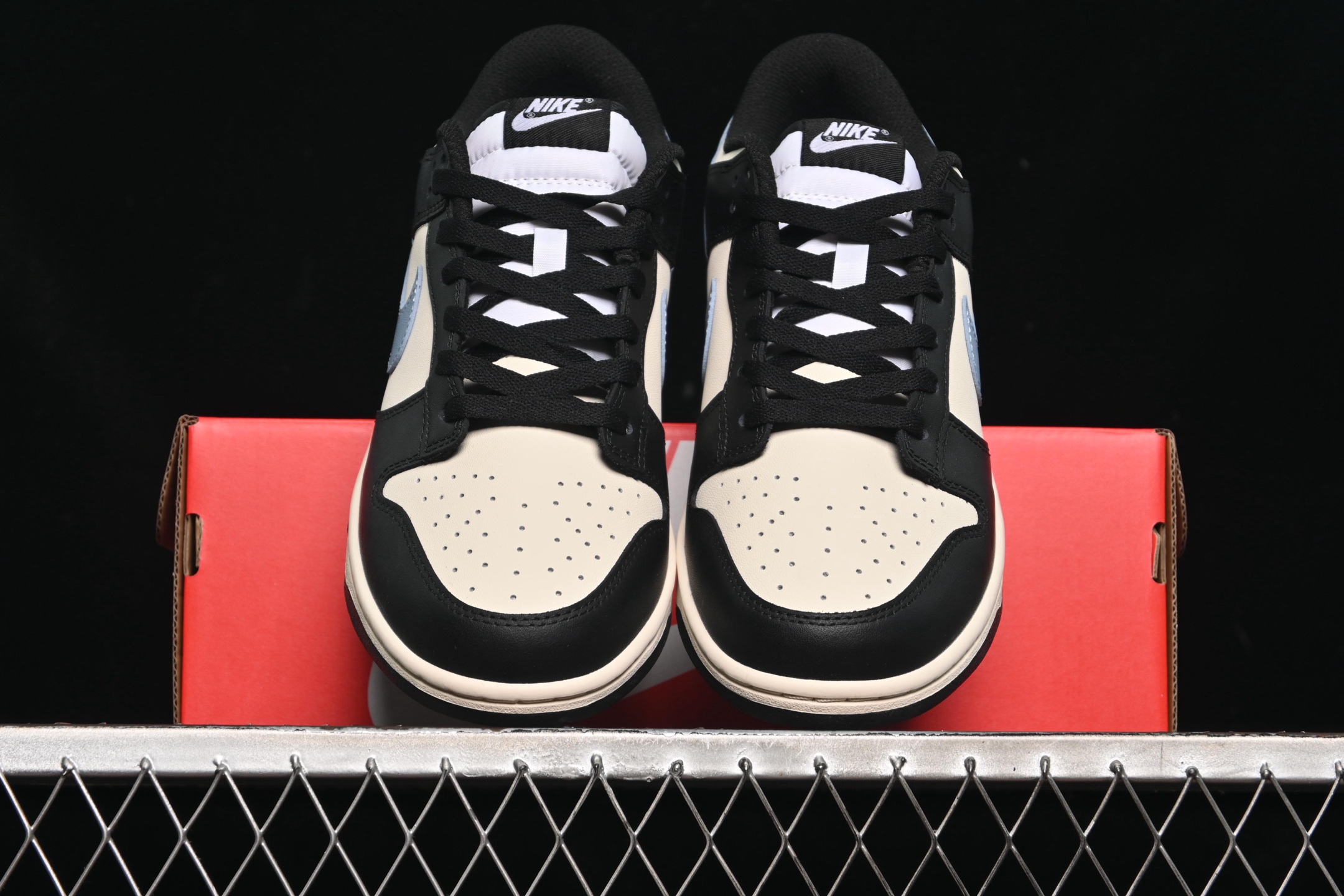 💰260公司级💰360纯原
Nike SB Dunk Low 白黑蓝配色 低帮休闲板鞋 DD1391-100
尺码：40 40.5 41 42 42.5 43 44 44.5 45 46 9.E5