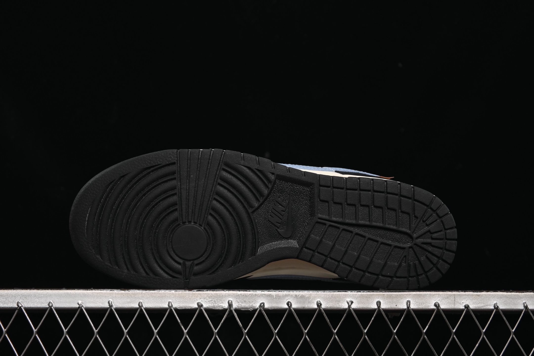 💰260公司级💰360纯原
Nike SB Dunk Low 白黑蓝配色 低帮休闲板鞋 DD1391-100
尺码：40 40.5 41 42 42.5 43 44 44.5 45 46 9.E5