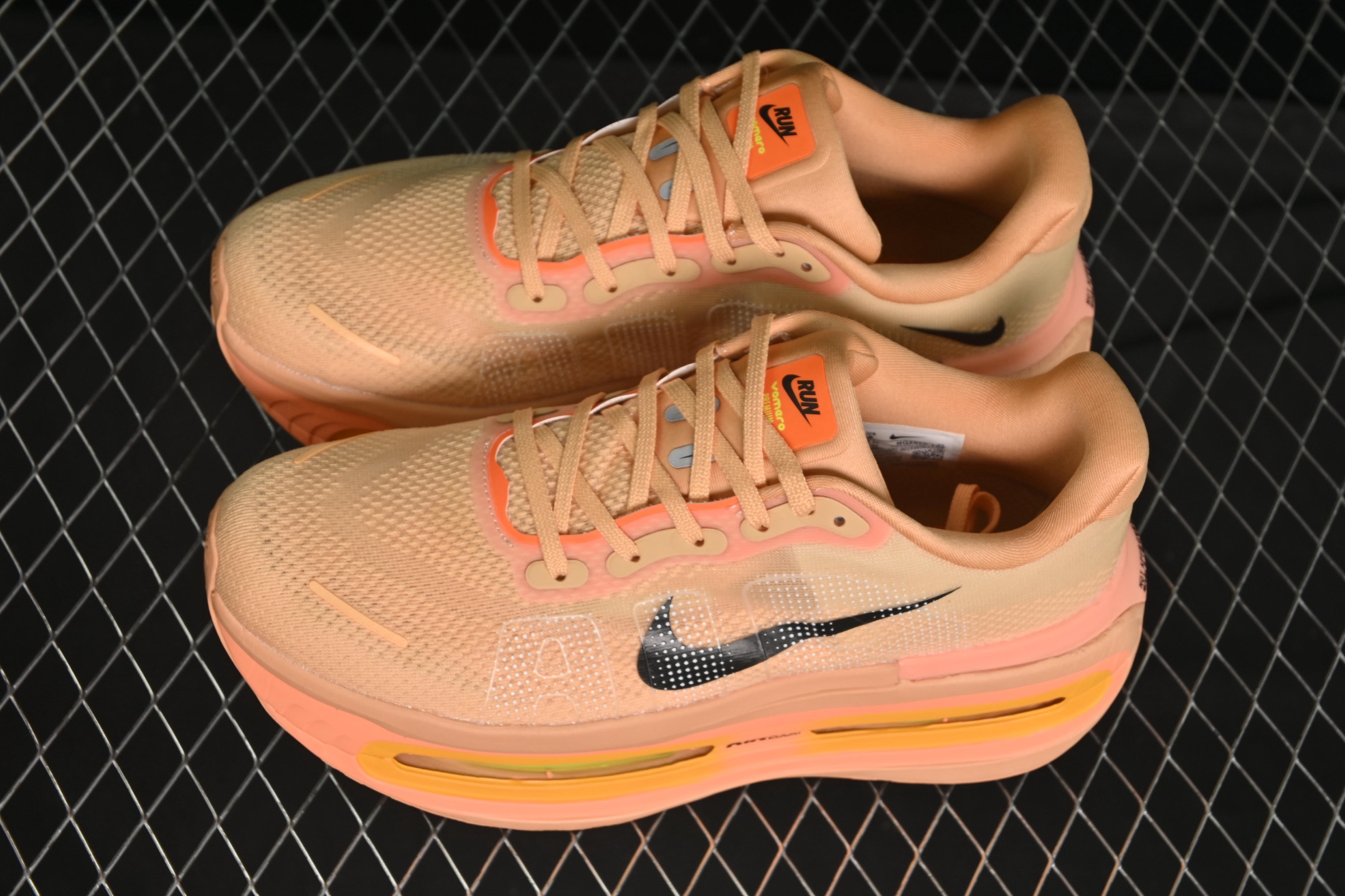 💰280纯原
 Nike Air Zoom Vomero Premium 耐克网面厚底气垫跑鞋 HQ2050-100
尺码：36 36.5 37.5 38 38.5 39 40 40.5 41 42 42.5 43 44 44.5 45 C.D4