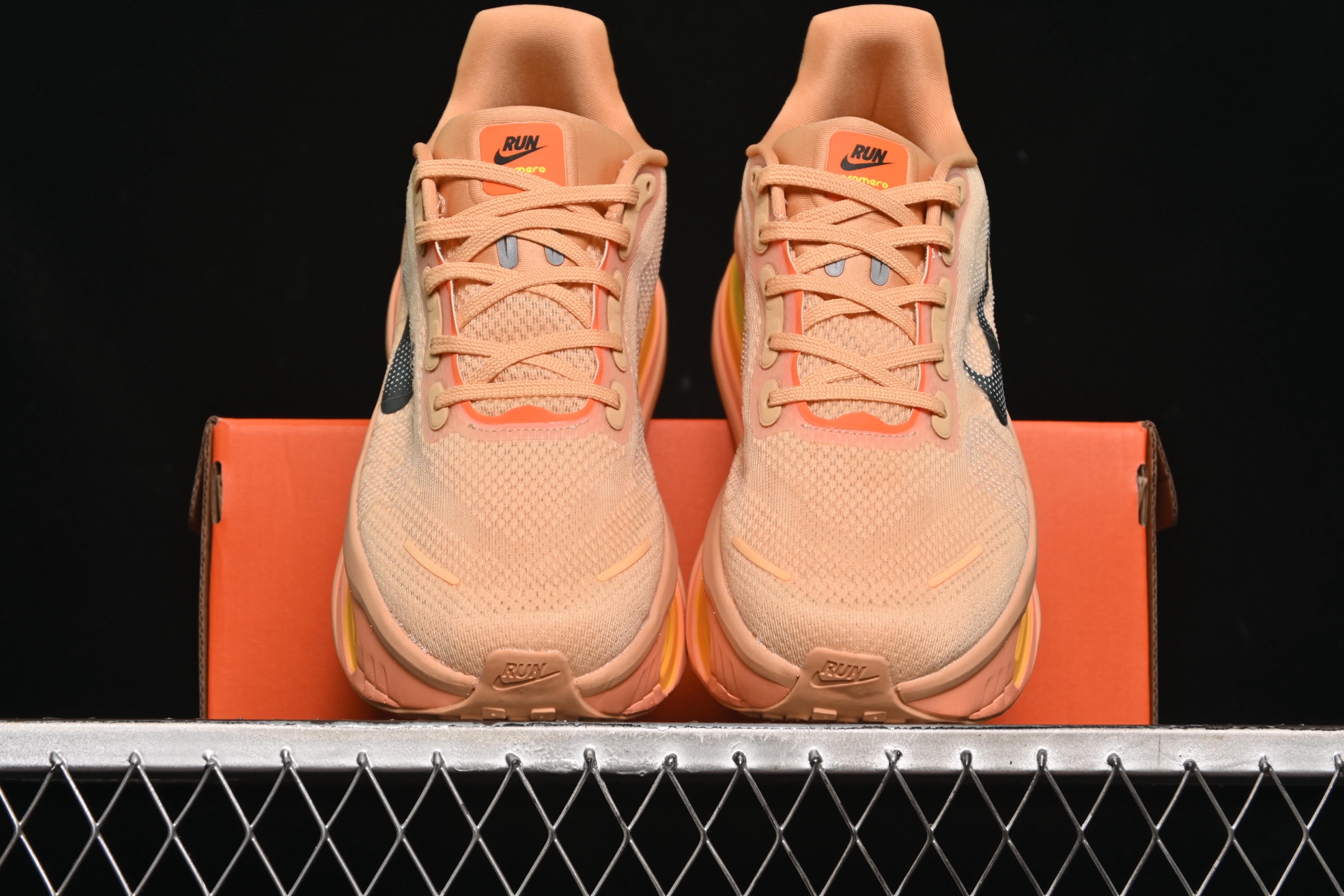 💰280纯原
 Nike Air Zoom Vomero Premium 耐克网面厚底气垫跑鞋 HQ2050-100
尺码：36 36.5 37.5 38 38.5 39 40 40.5 41 42 42.5 43 44 44.5 45 C.D4
