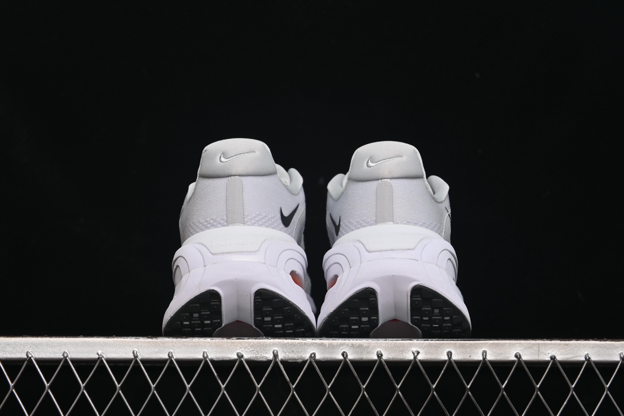 💰280纯原
Nike Air Zoom Vomero Premium 耐克网面厚底气垫跑鞋 HM5973-603
尺码：36 36.5 37.5 38 38.5 39 40 40.5 41 42 42.5 43 44 44.5 45 C.D4