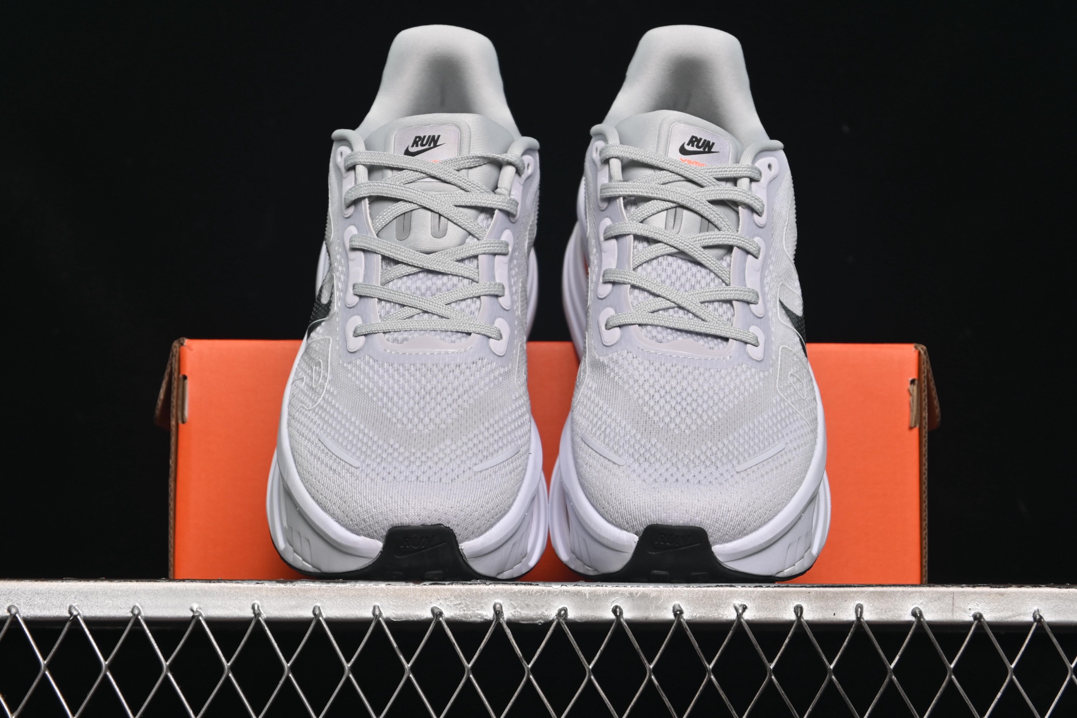 💰280纯原
Nike Air Zoom Vomero Premium 耐克网面厚底气垫跑鞋 HM5973-603
尺码：36 36.5 37.5 38 38.5 39 40 40.5 41 42 42.5 43 44 44.5 45 C.D4