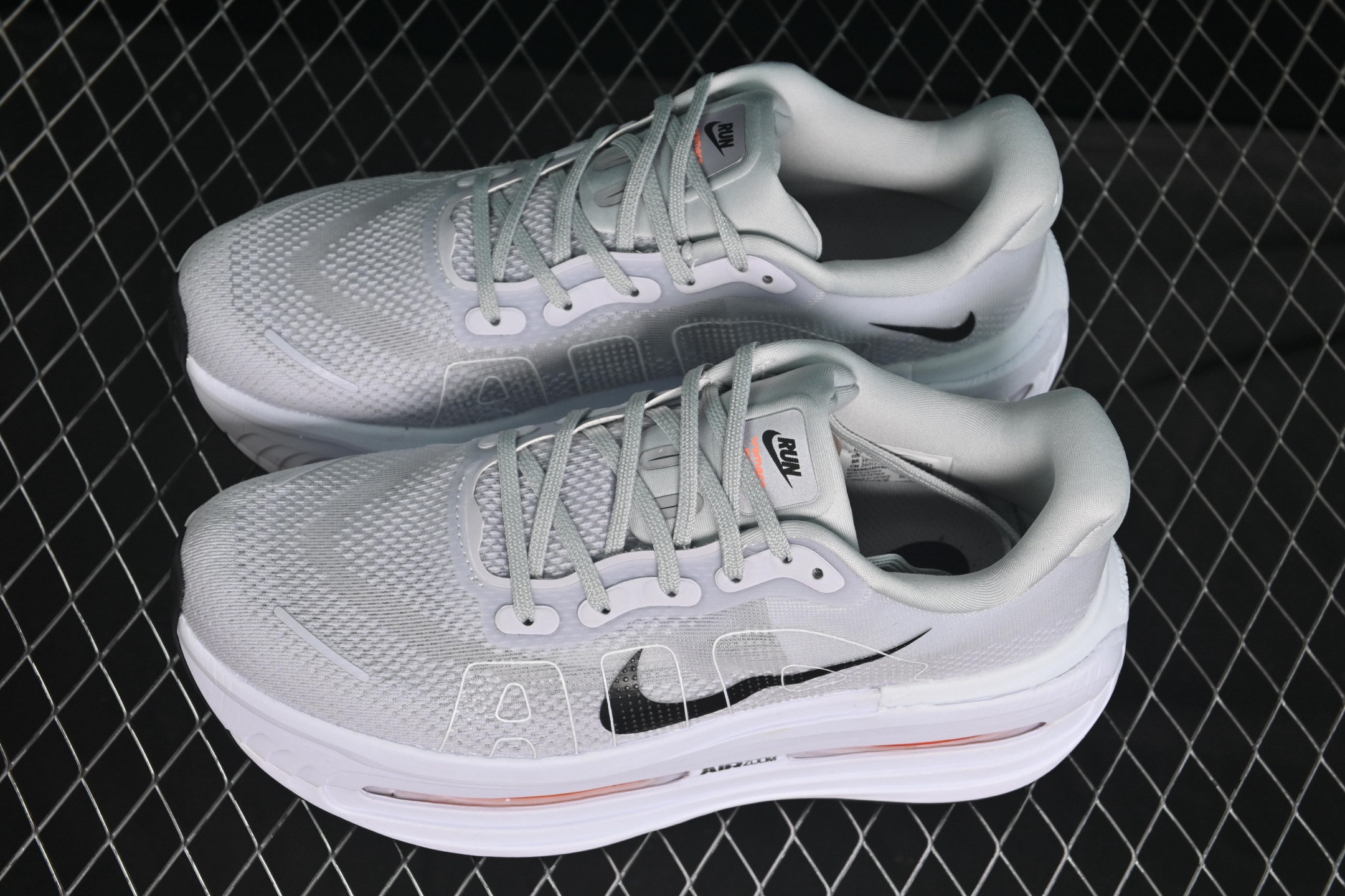 💰280纯原
Nike Air Zoom Vomero Premium 耐克网面厚底气垫跑鞋 HM5973-603
尺码：36 36.5 37.5 38 38.5 39 40 40.5 41 42 42.5 43 44 44.5 45 C.D4