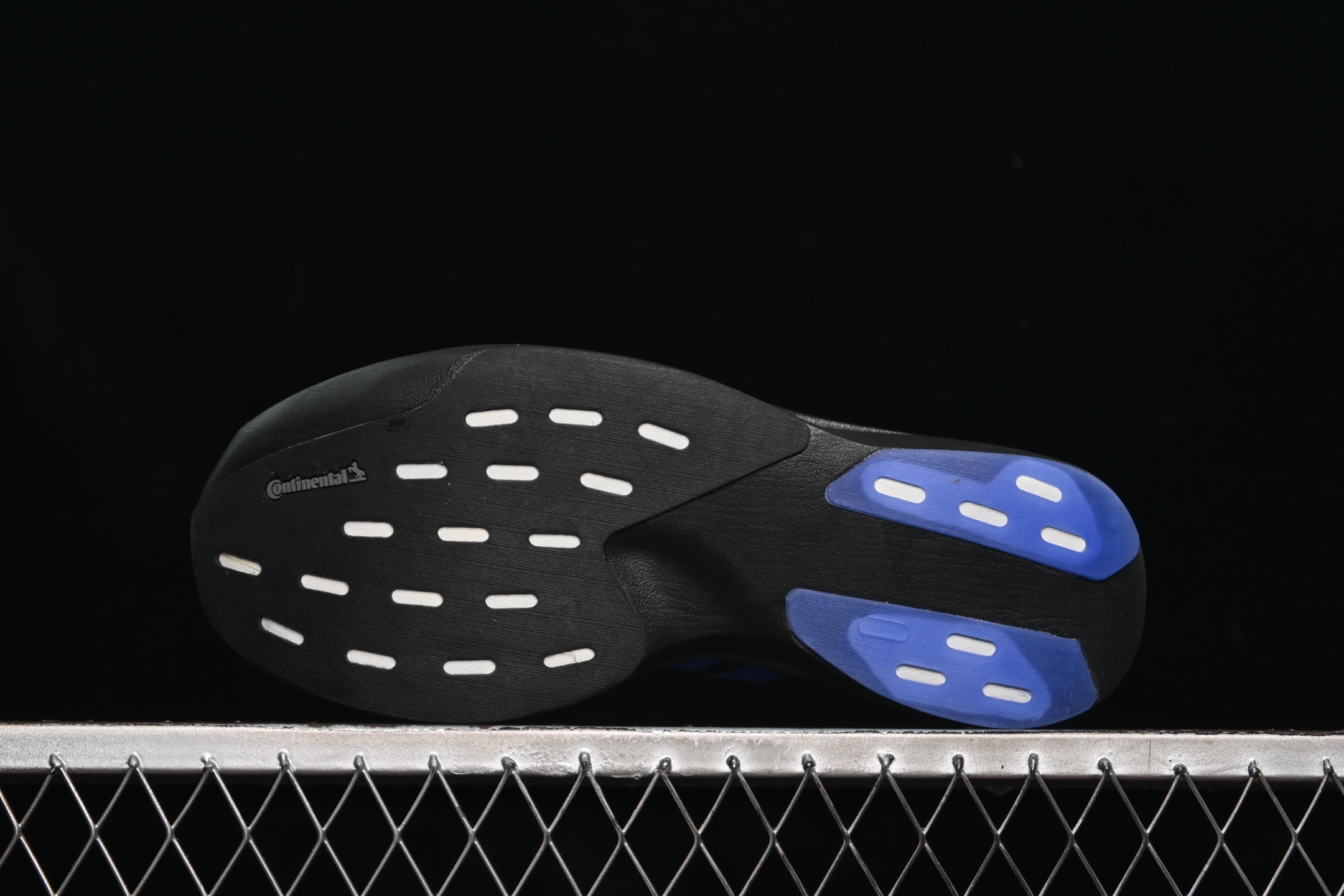 💰240纯原
Adidas Adizero Evo SL JR5836 阿迪超轻透气缓震跑鞋
#以令人难以置信的138克重量,刷新了跑鞋轻量化的记录,阿迪在材料科学和工艺技术上的深厚积累。
#全新鞋款采用Lightweight Upper材料,让穿着者几乎能够体验到一种"裸足"的感觉
尺码:36 36.5 37 38 38.5 39 40 40.5 41 42 42.5 43 44 44.5 45 N.C3