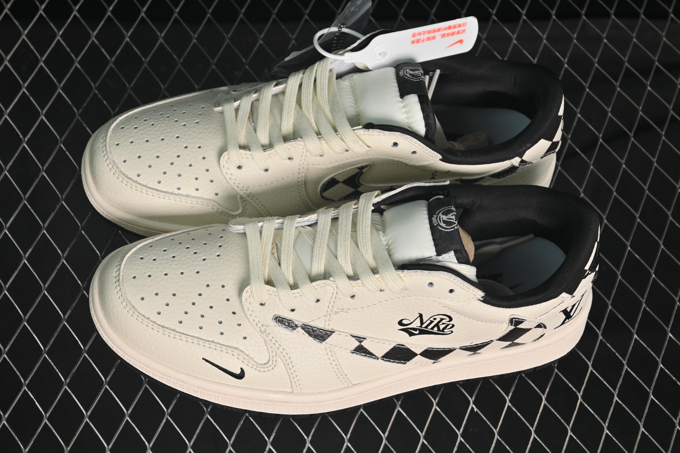 💰280公司级💰380纯原
Travis Scott x Fragment Design x Air Jordan 1 Low OG SP AJ1 乔1 LV联名 白黑两小勾 低帮文化休闲板鞋 LD2028-040
#多方联名合作融合了Travis Scott 独特的音乐风格,藤原浩个性的设计风格以及Jordan品牌的经典元素 使其成为一双具有独特身份和价值的鞋子 清新而立体的外观加上联名标识更突出了其独特身份 这种配色方案显示出活力和时尚感 在视觉上引人注目 鞋身的质感和细腻的细节处理使其显得高端而格调十足 这款“倒钩”联名是设计与创意完美结合 融合多方的个性风格是一款备受瞩目的潮流鞋款
尺码:36 36.5 37.5 38 38.5 39 40 40.5 41 42 42.5 43 44 44.5 45 9.E5