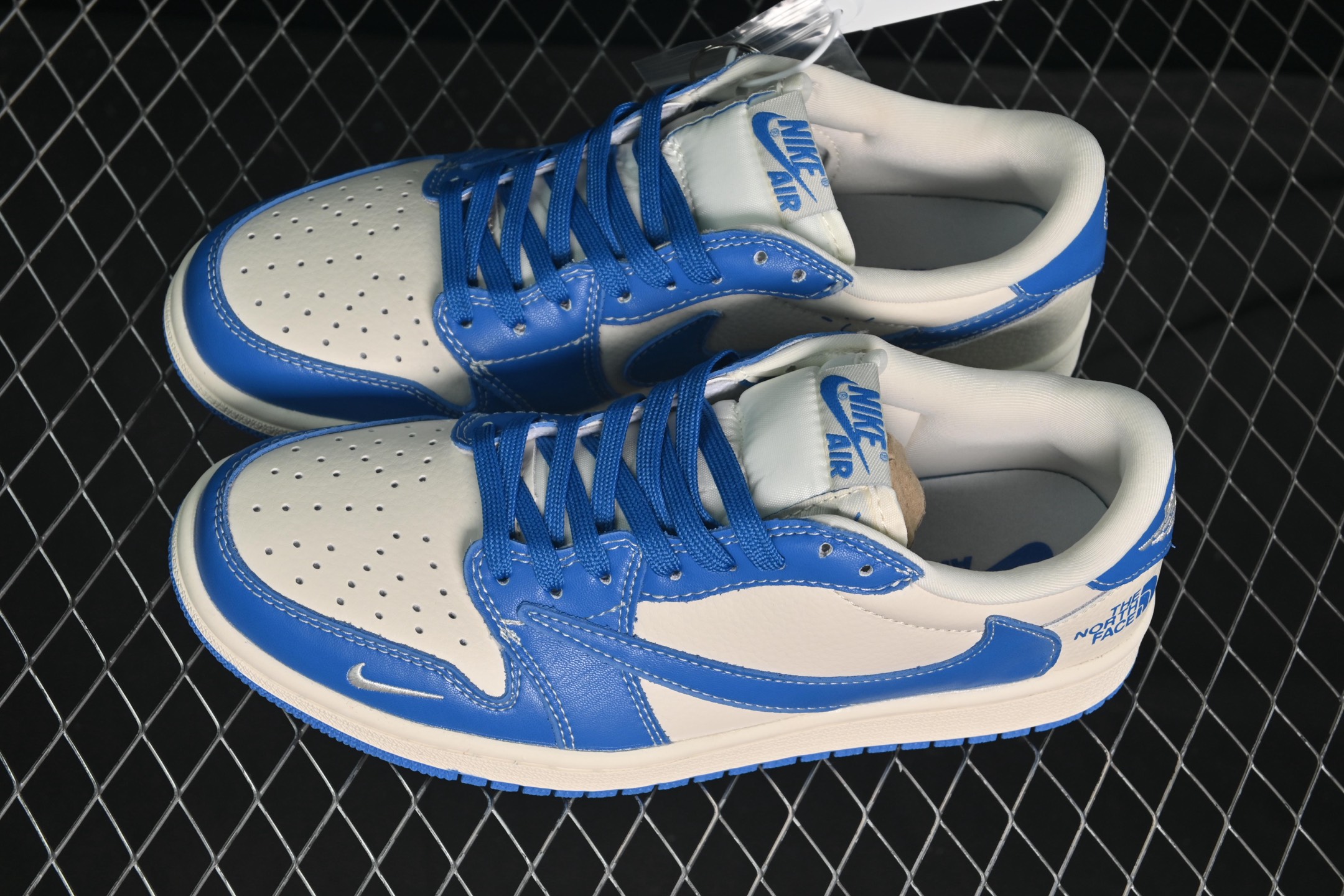 💰280公司级💰380纯原
Travis Scott x Fragment Design x Air Jordan 1 Low OG SP AJ1 乔1 北面联名 蓝白 低帮文化休闲板鞋 LD2025-034
#多方联名合作融合了Travis Scott 独特的音乐风格,藤原浩个性的设计风格以及Jordan品牌的经典元素 使其成为一双具有独特身份和价值的鞋子 清新而立体的外观加上联名标识更突出了其独特身份 这种配色方案显示出活力和时尚感 在视觉上引人注目 鞋身的质感和细腻的细节处理使其显得高端而格调十足 这款“倒钩”联名是设计与创意完美结合 融合多方的个性风格是一款备受瞩目的潮流鞋款
尺码:36 36.5 37.5 38 38.5 39 40 40.5 41 42 42.5 43 44 44.5 45 9.E5