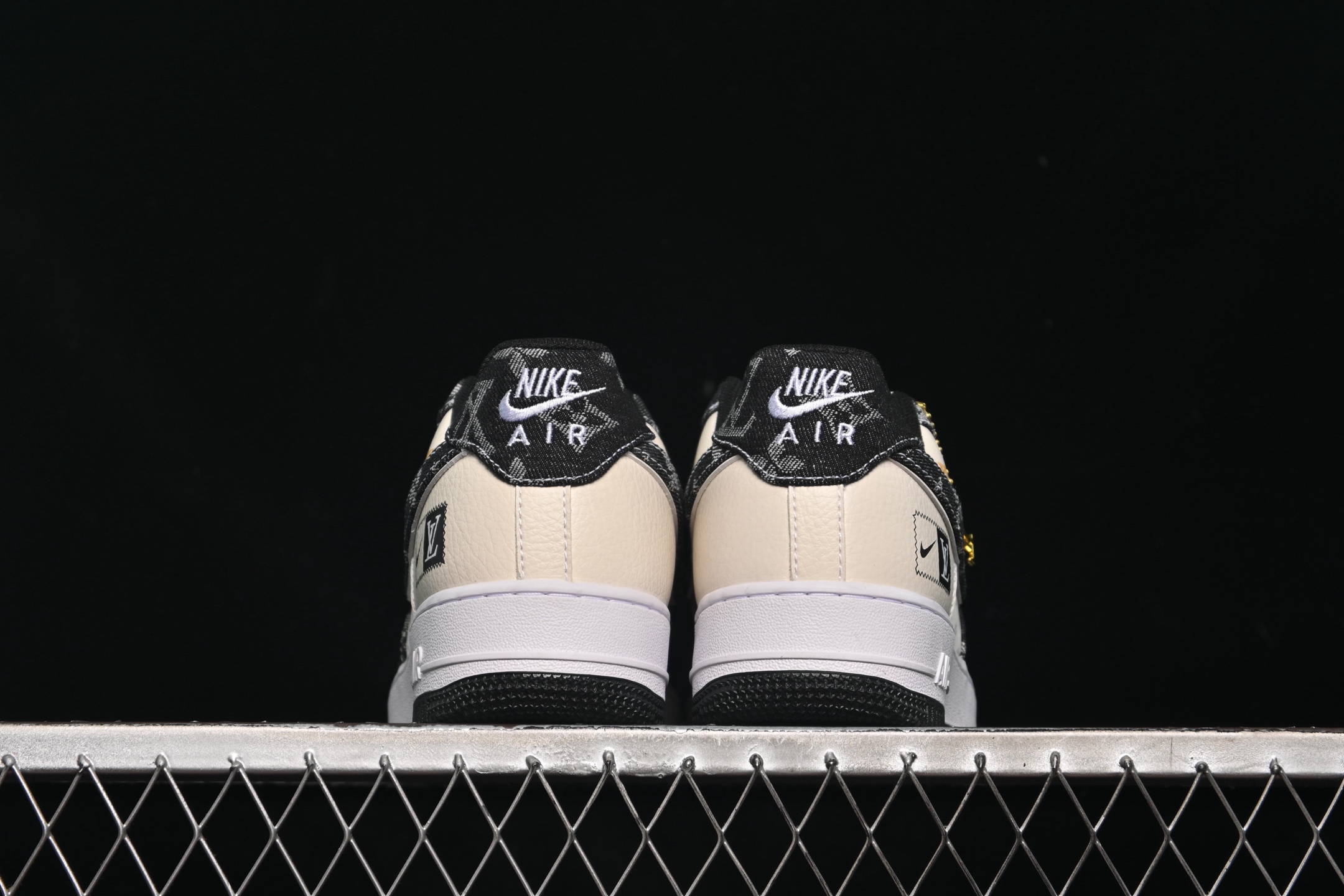 💰260纯原
Nike Air Force 1'07 Low 定制款 空军一号低帮休闲板鞋 CW2288-111
#原楦原纸板 纯正版型 清洁度完美 内置全掌气垫
尺码:36 36.5 37.5 38 38.5 39 40 40.5 41 42 42.5 43 44 44.5 45 K.D4