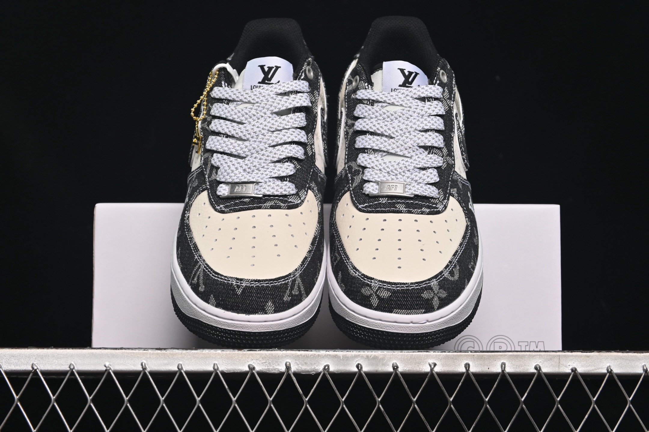 💰260纯原
Nike Air Force 1'07 Low 定制款 空军一号低帮休闲板鞋 CW2288-111
#原楦原纸板 纯正版型 清洁度完美 内置全掌气垫
尺码:36 36.5 37.5 38 38.5 39 40 40.5 41 42 42.5 43 44 44.5 45 K.D4