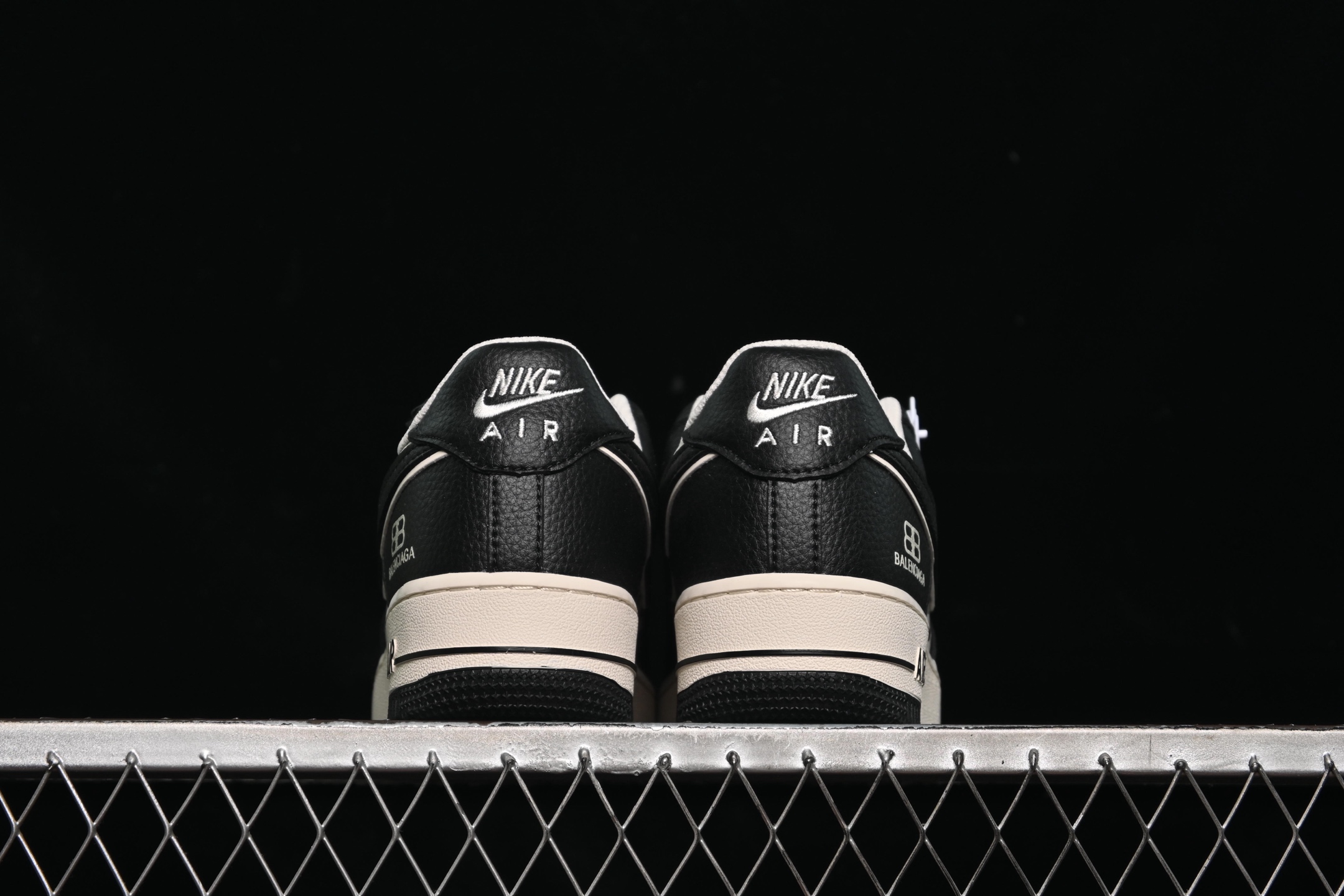 💰280纯原
Nike Air Force 1'07 Low 巴黎世家联名 雪山米白黑 空军一号低帮休闲板鞋 HJ3318-004
#原楦头原纸板 原装鞋盒 定制五金配件 内置全掌气垫 原厂鞋底
尺码:36 36.5 37.5 38 38.5 39 40 40.5 41 42 42.5 43 44 44.5 45 9.D4